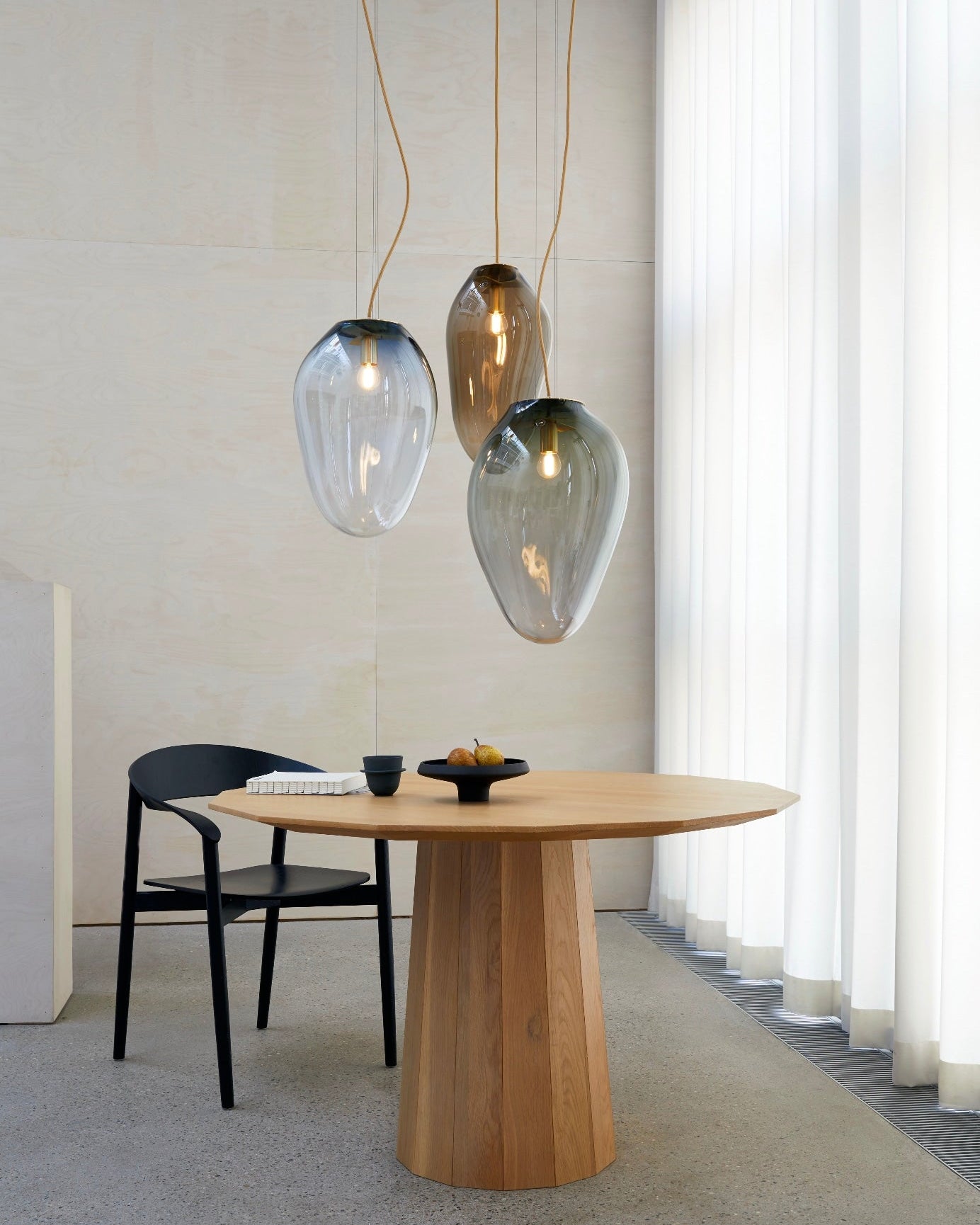 CERES pendant - size M (H:40cm), L (H: 43cm), XL (H:49cm) — close-up of glass shades above wooden table