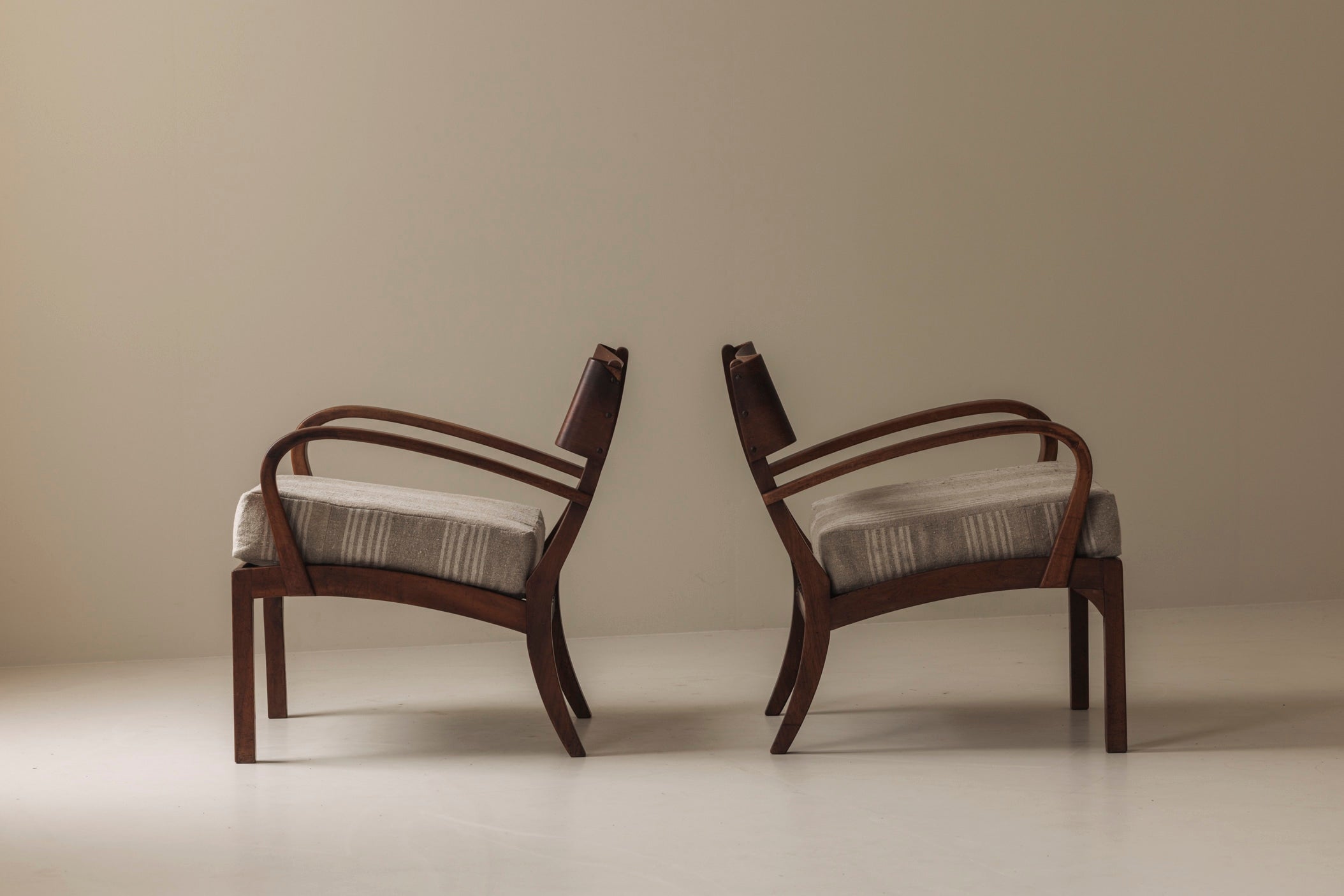 Sculptural pair of Italian easy chairs in walnut from the 1950s. — in context