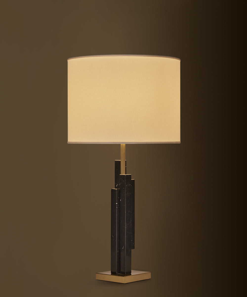 "SKYLINE "Table Lamp in black marble and satin brass — detail view