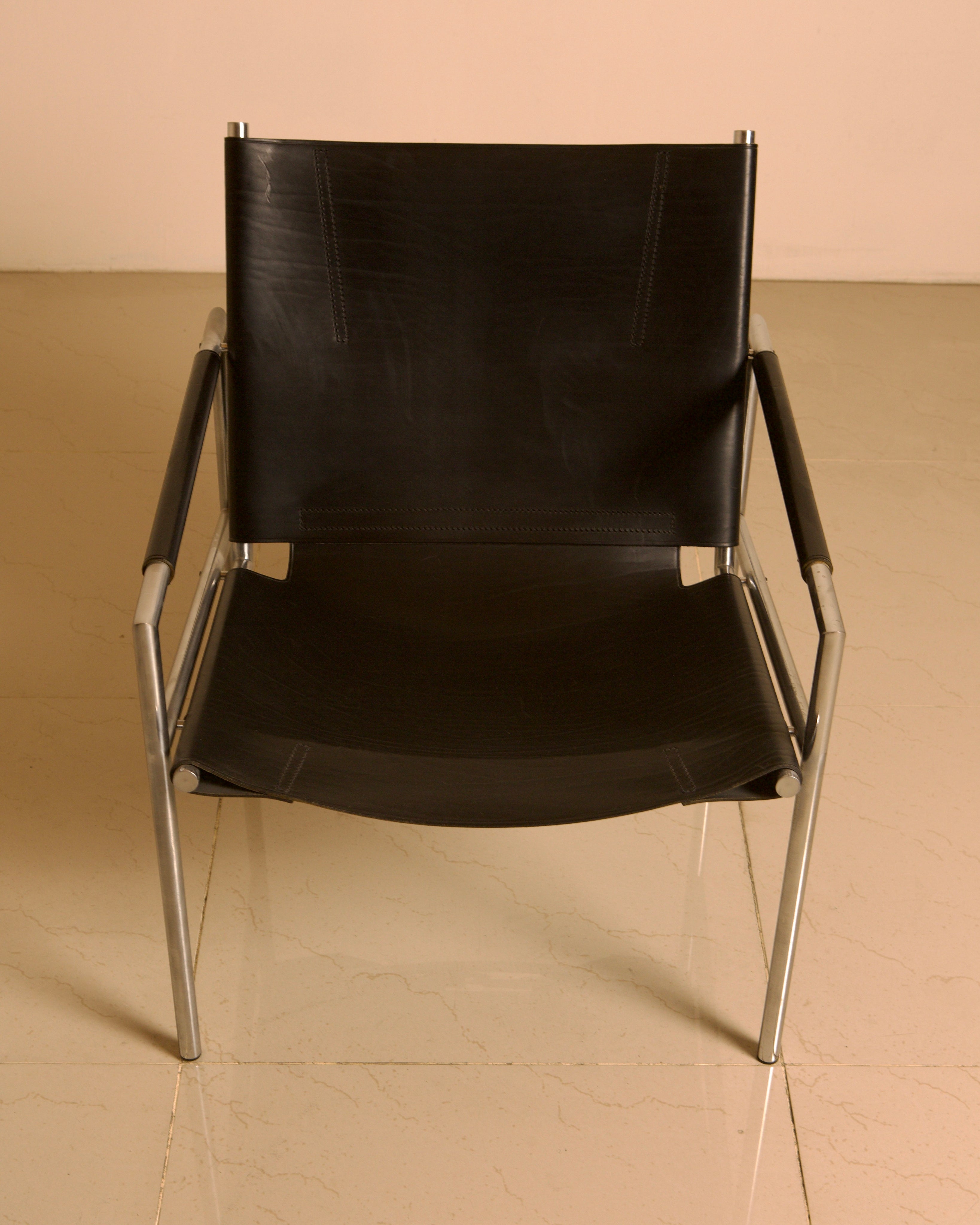Pair of "SZ02" armchairs in black leather by Martin Visser for Spectrum 80's — lifestyle setting