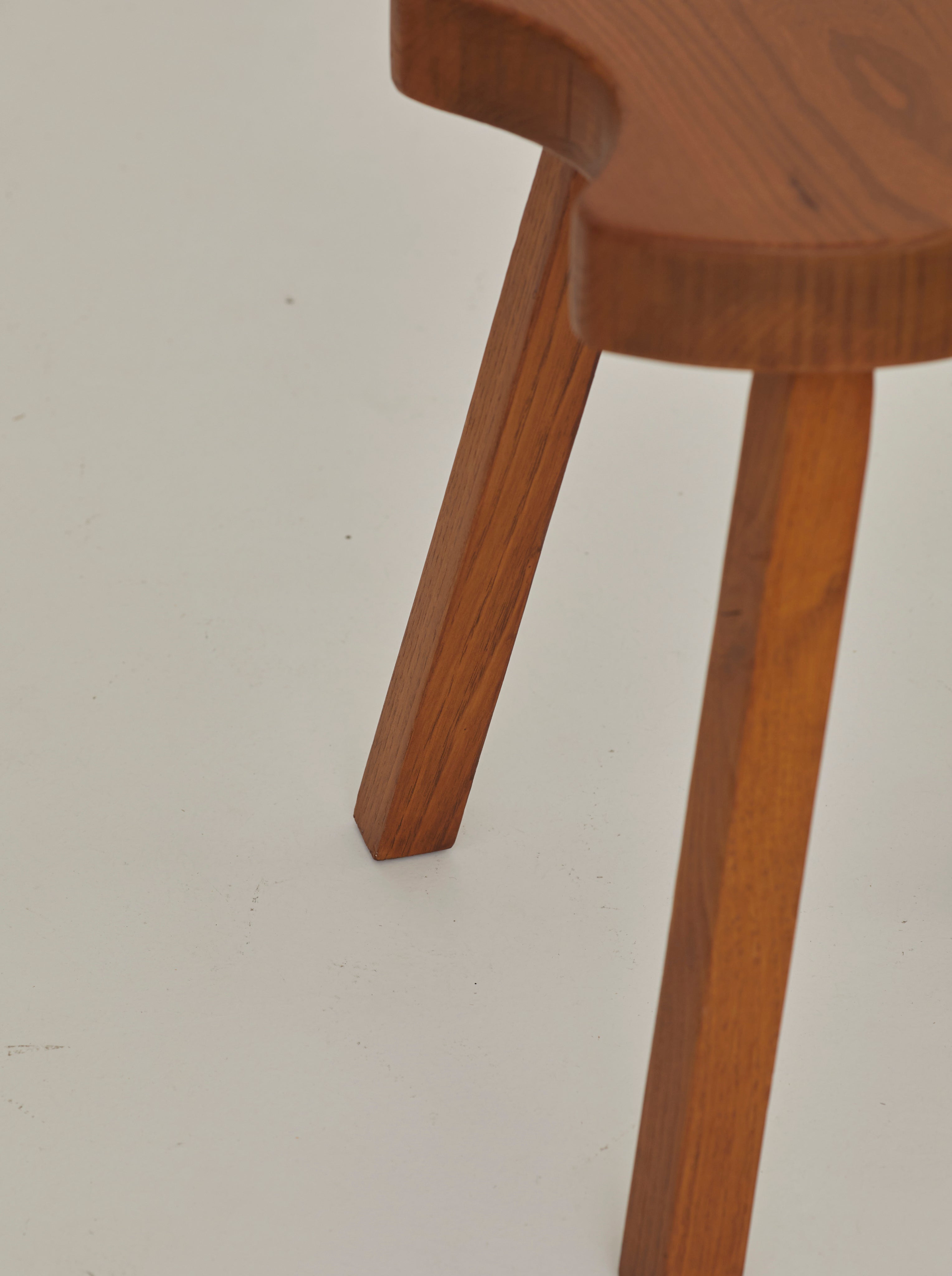 Vintage French handcrafted tripod stool in brutalist style, solid beech wood C. 1960 — close-up of wooden leg detail