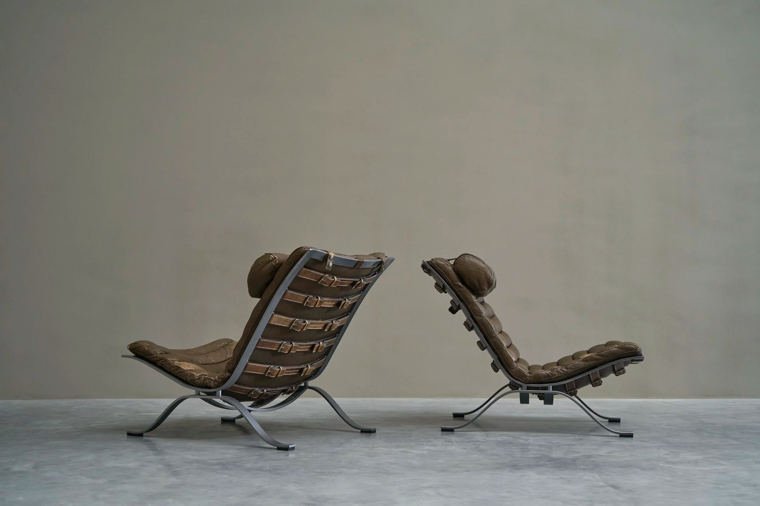 Arne Norell Pair of Ari Lounge Chairs in Steel and Patinated Leather, 1960s by ORNAMENTUM | The Oblist