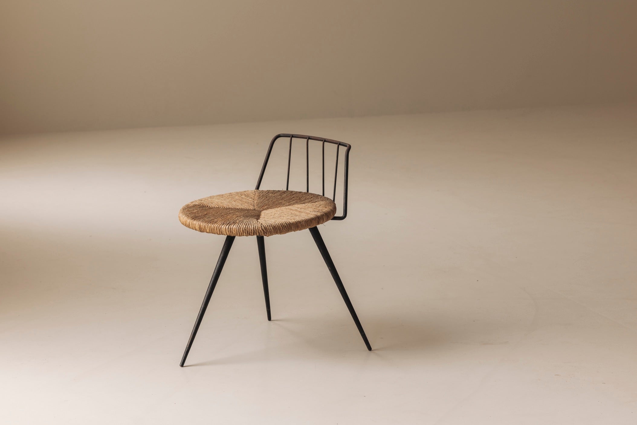 Rare French tripod stool in metal and rush, dating from the 1950s — detail view