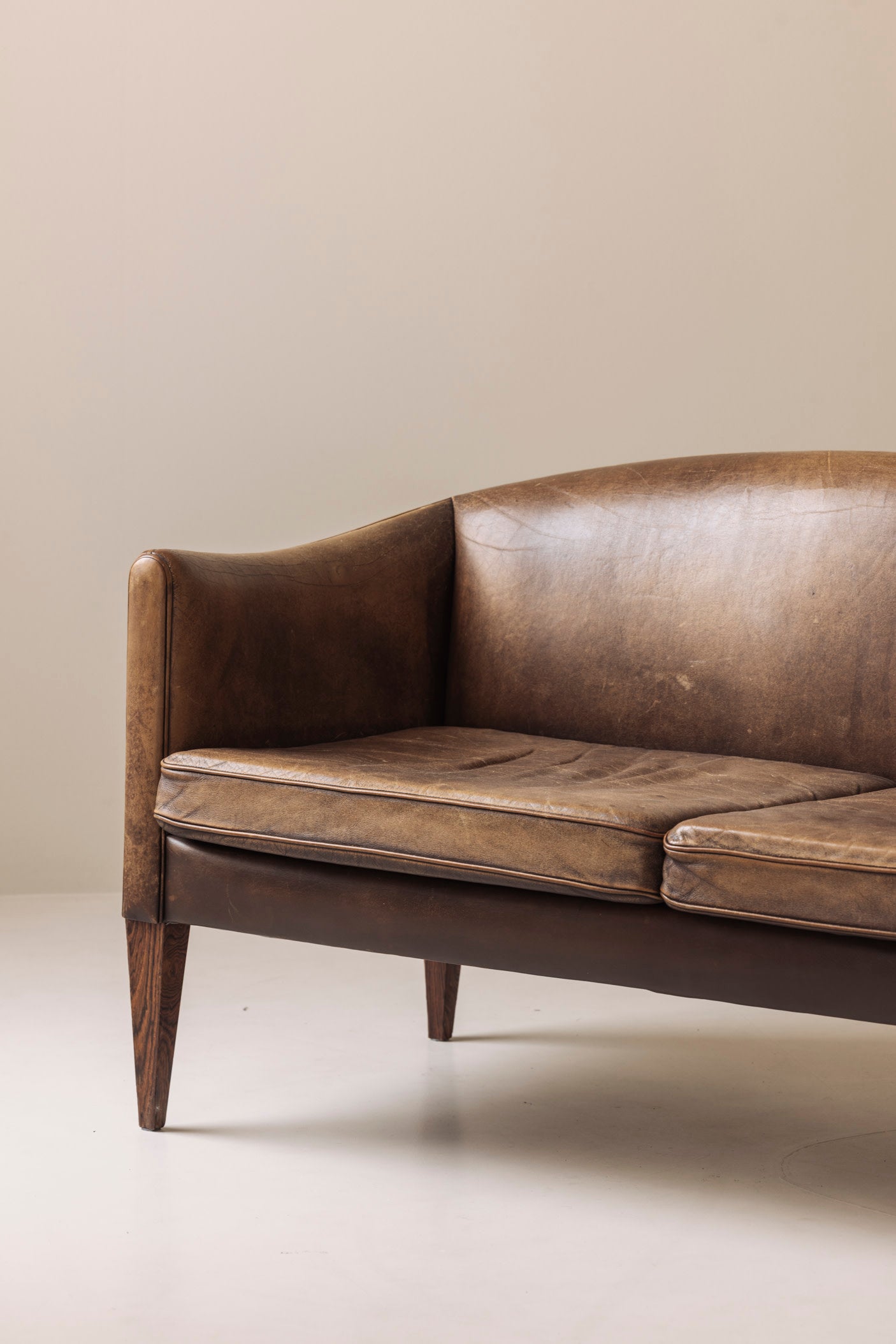 Rare V12 sofa by Illum Wikkelsø for Holger Christiansen, Denmark, 1960s — detail view