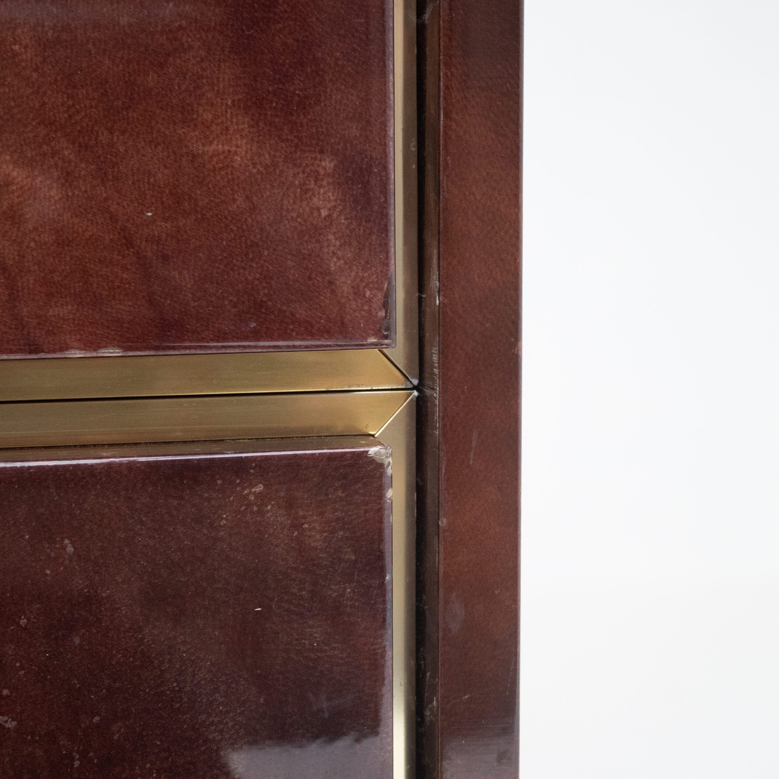 Aldo Tura Cabinet in Brown Lacquer with Brass Details — close-up of brown lacquer finish and brass corner detail