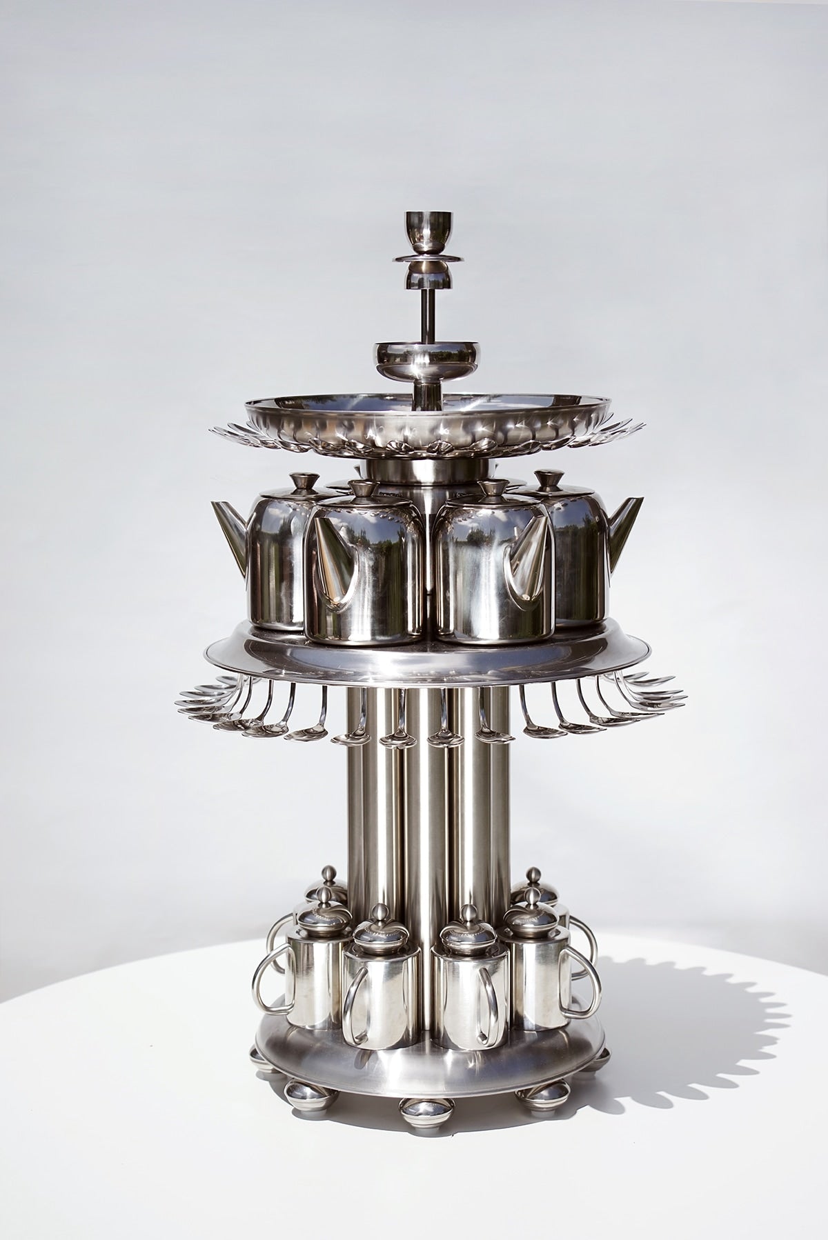 MAD TEA TABLE — lifestyle setting
