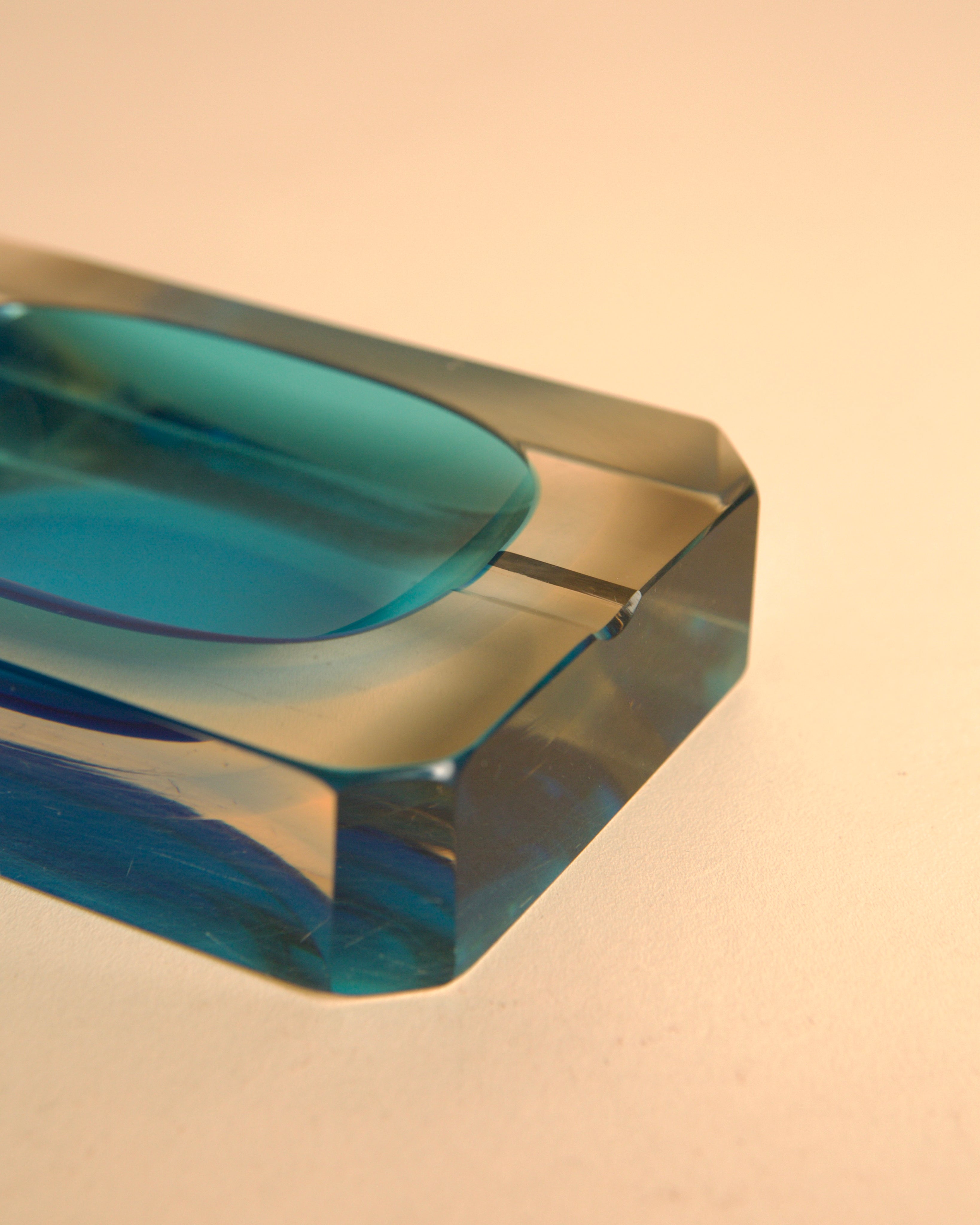 Rectangular Murano glass ashtray in blue by Flavio Poli for Seguso, 80s — close-up