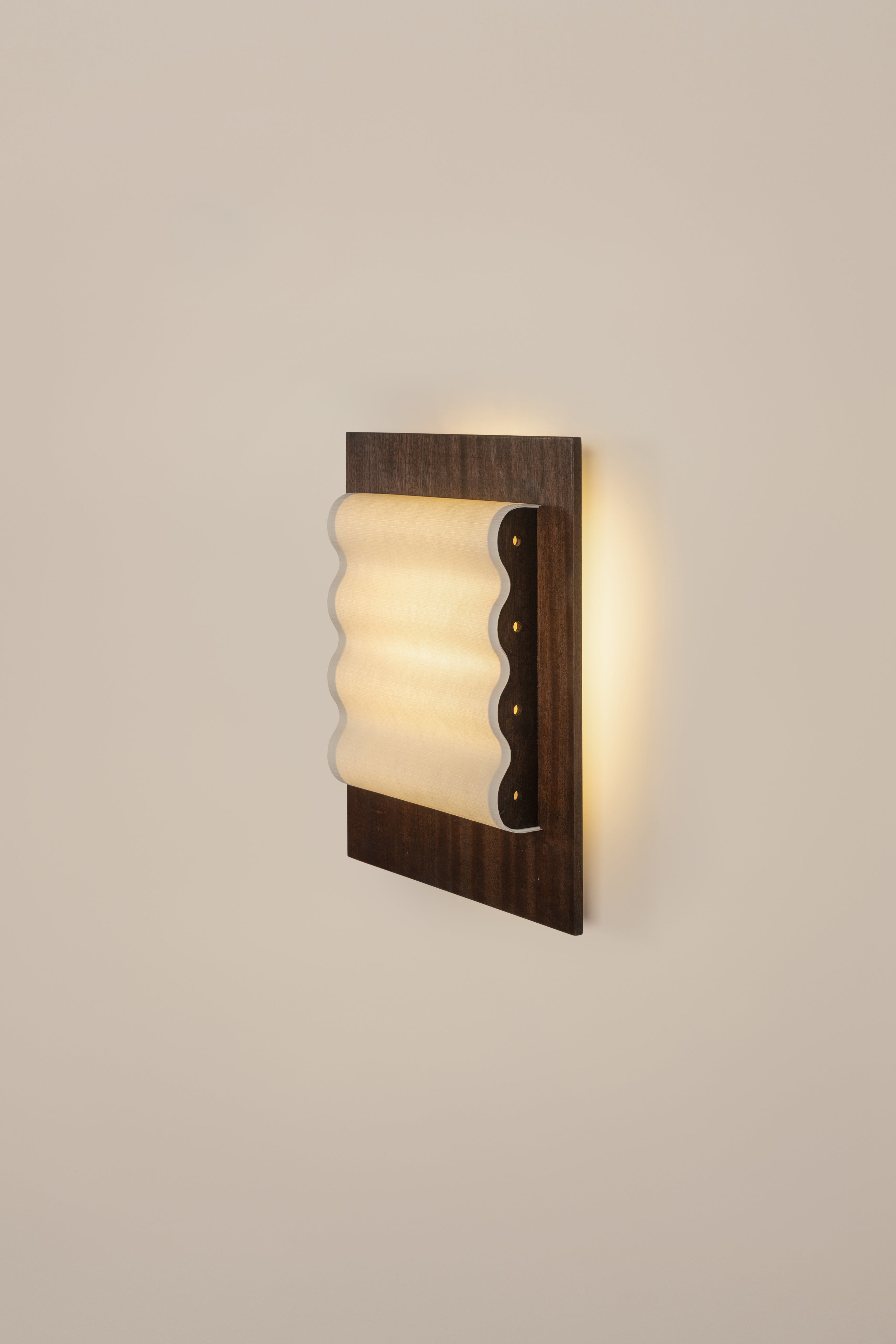 Frame" Wood S — close-up of warm wood and fabric lamp detail