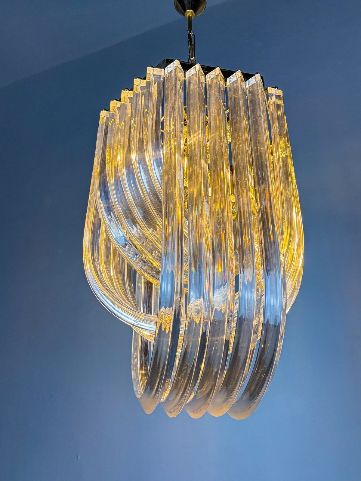Long Mid-Century Curved Lucite Ribbon Chandelier in Brass, Italy — close-up