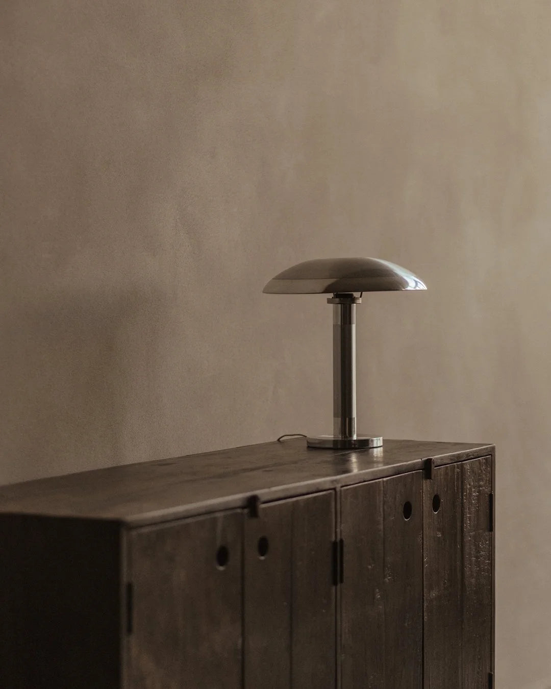 Lampe en aluminium brossé - Belgique XXe siècle