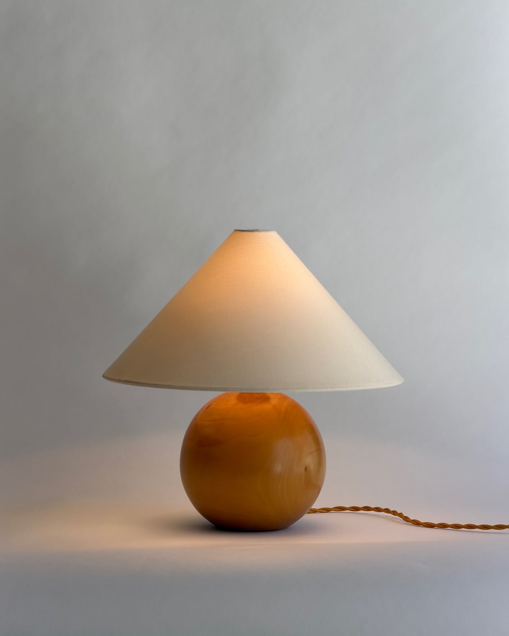 Vintage wooden table lamp  — detail view