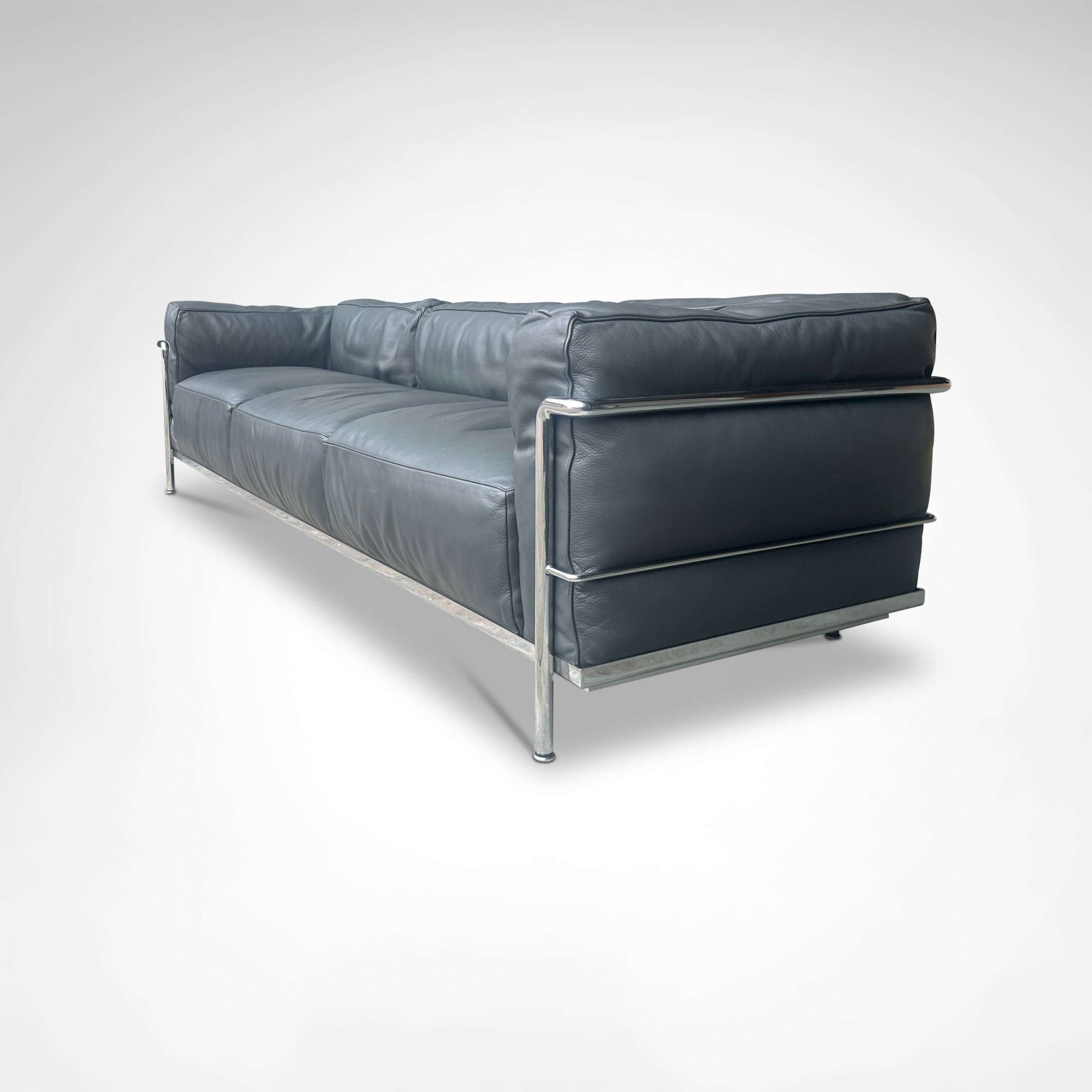 LC3 Down Cushions Y Extra Leather 3-Seater Sofa by Le Corbusier, Charlotte Perriand & Pierre Jeanneret for Cassina, 1990s — close-up