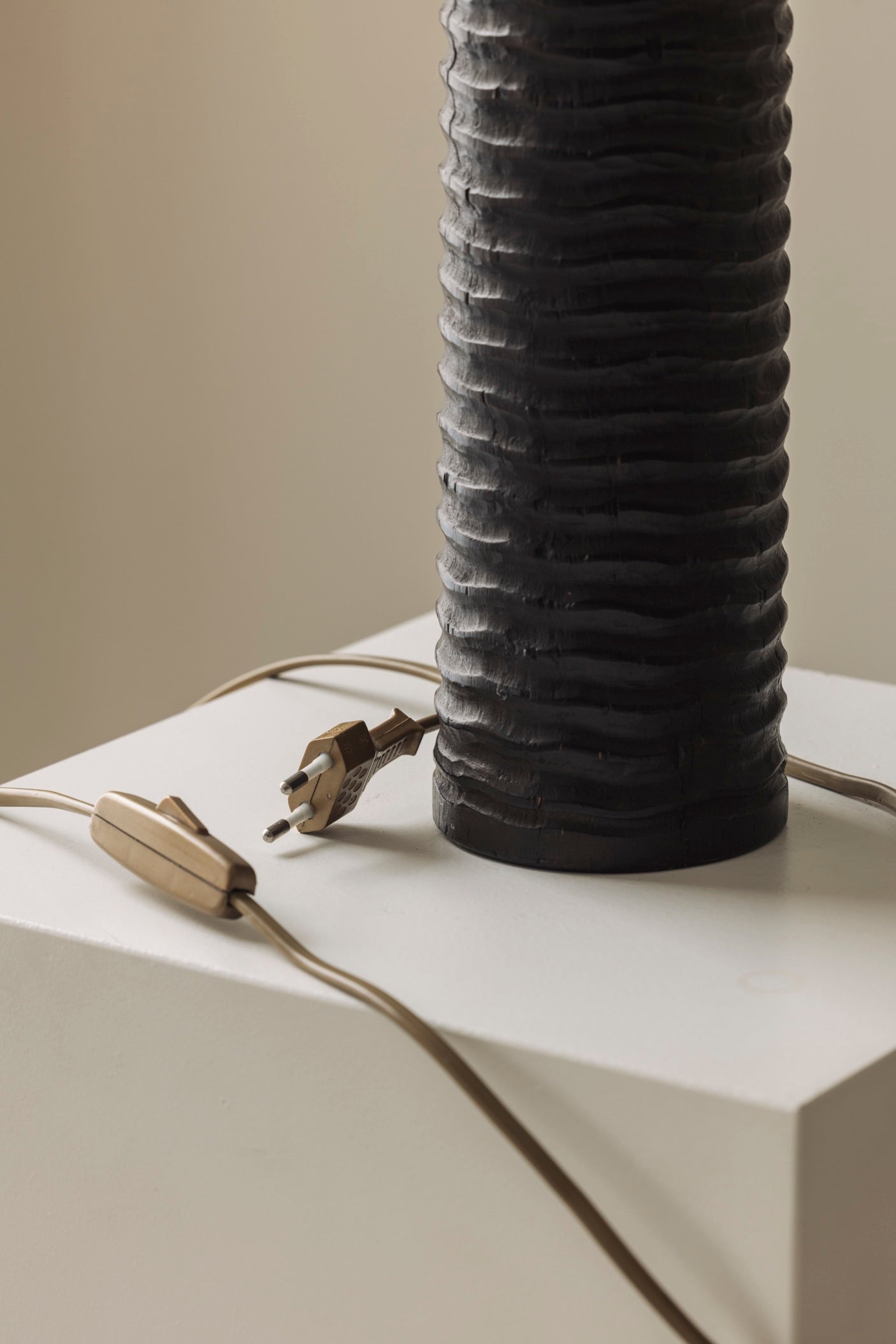 Elegant pair of French wooden carved table lamps from the 1970s. — view 10