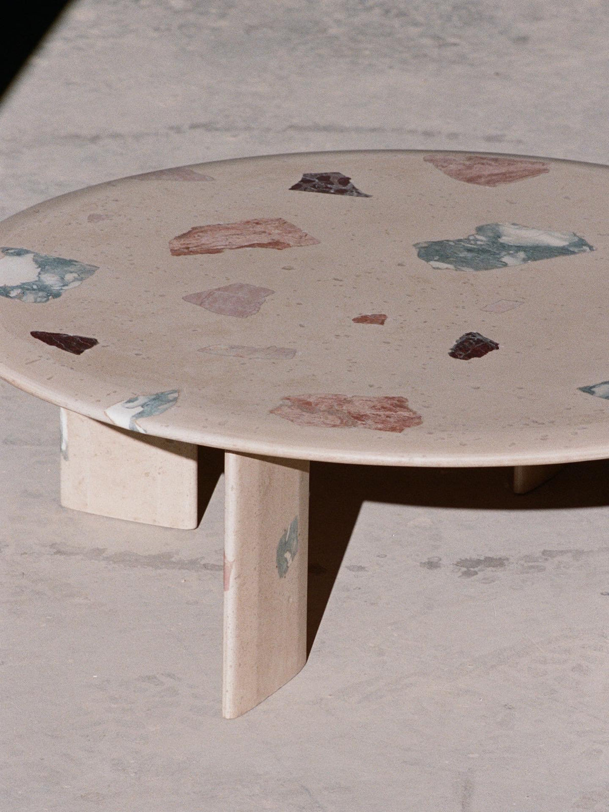 DISCUS TABLE — detail view
