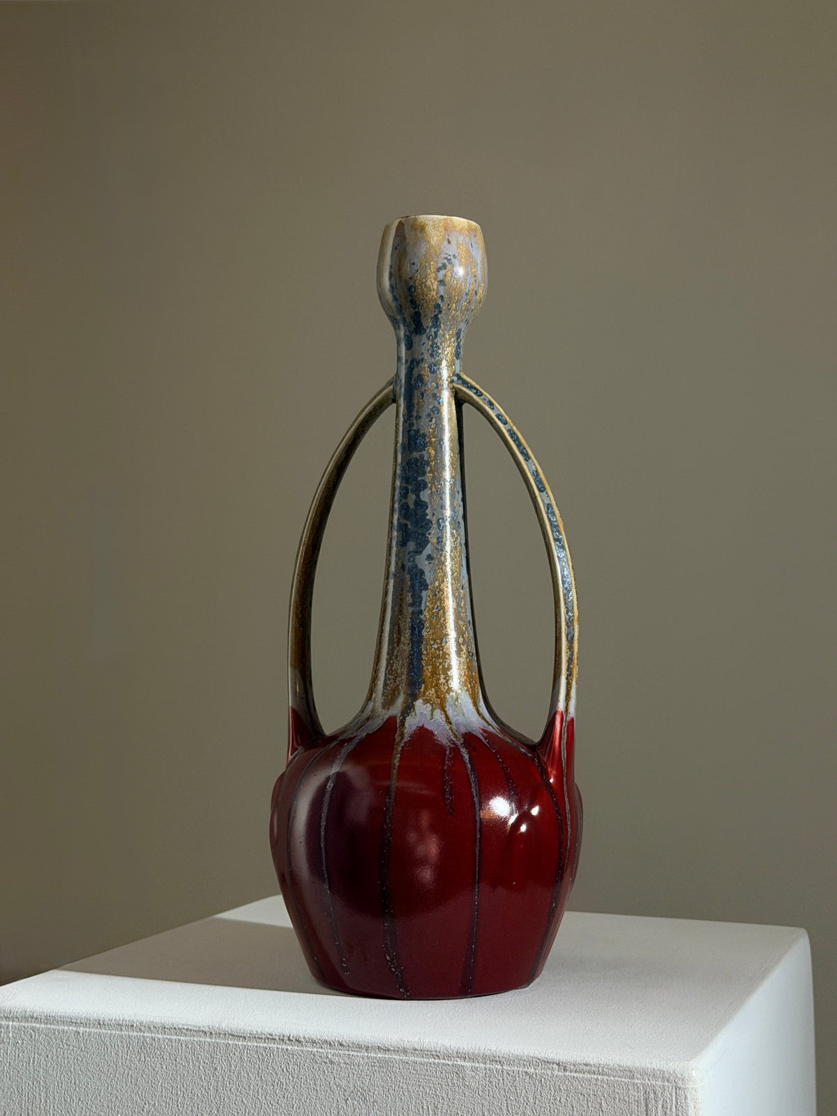 Pair of Art-deco vases by Gustave de Bruyn, France, circa 1920 — detail view