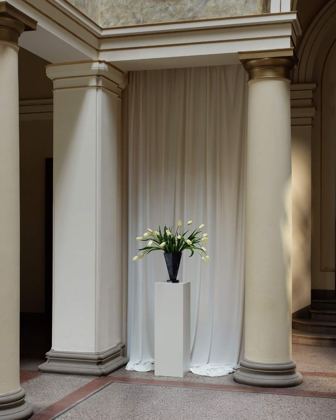 Vase 01 XL — side angle with white flowers in black ceramic