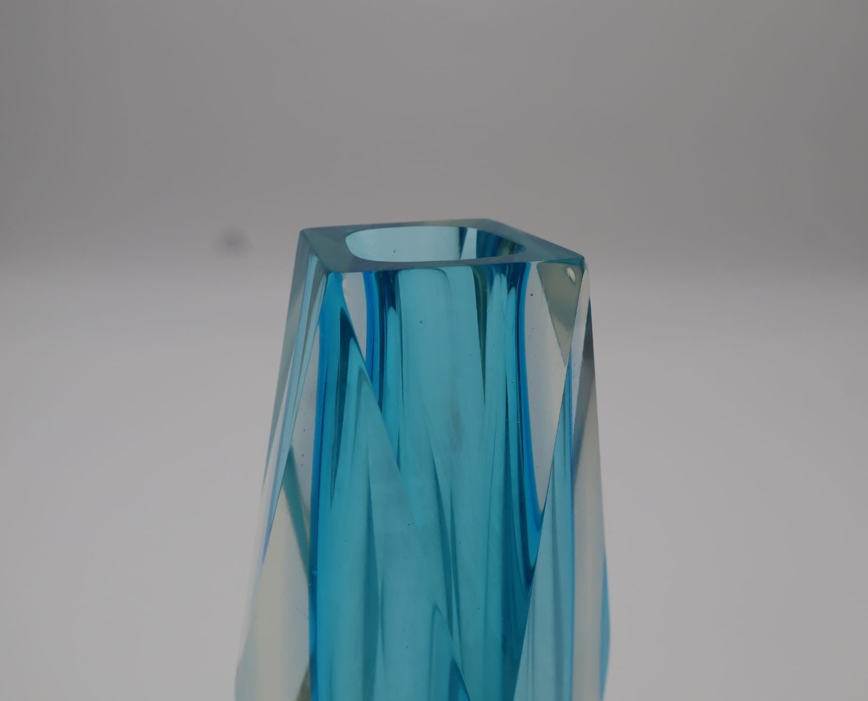 Blue vase by Flavio Poli for Seguso, Italy, 1980s — close-up