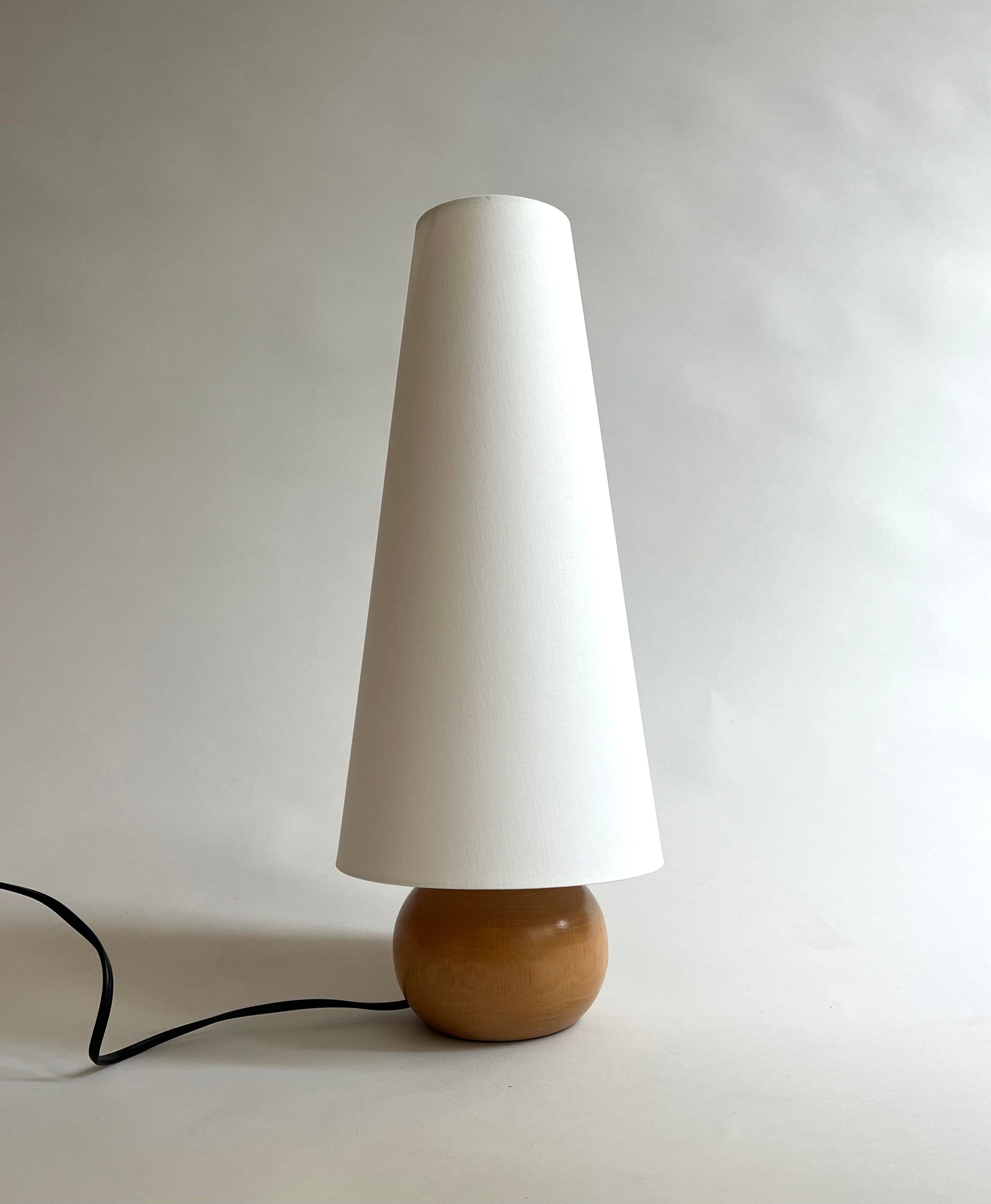 Sao Miguel Blanco table lamp by SÒLER | The Oblist — wooden base, white shade