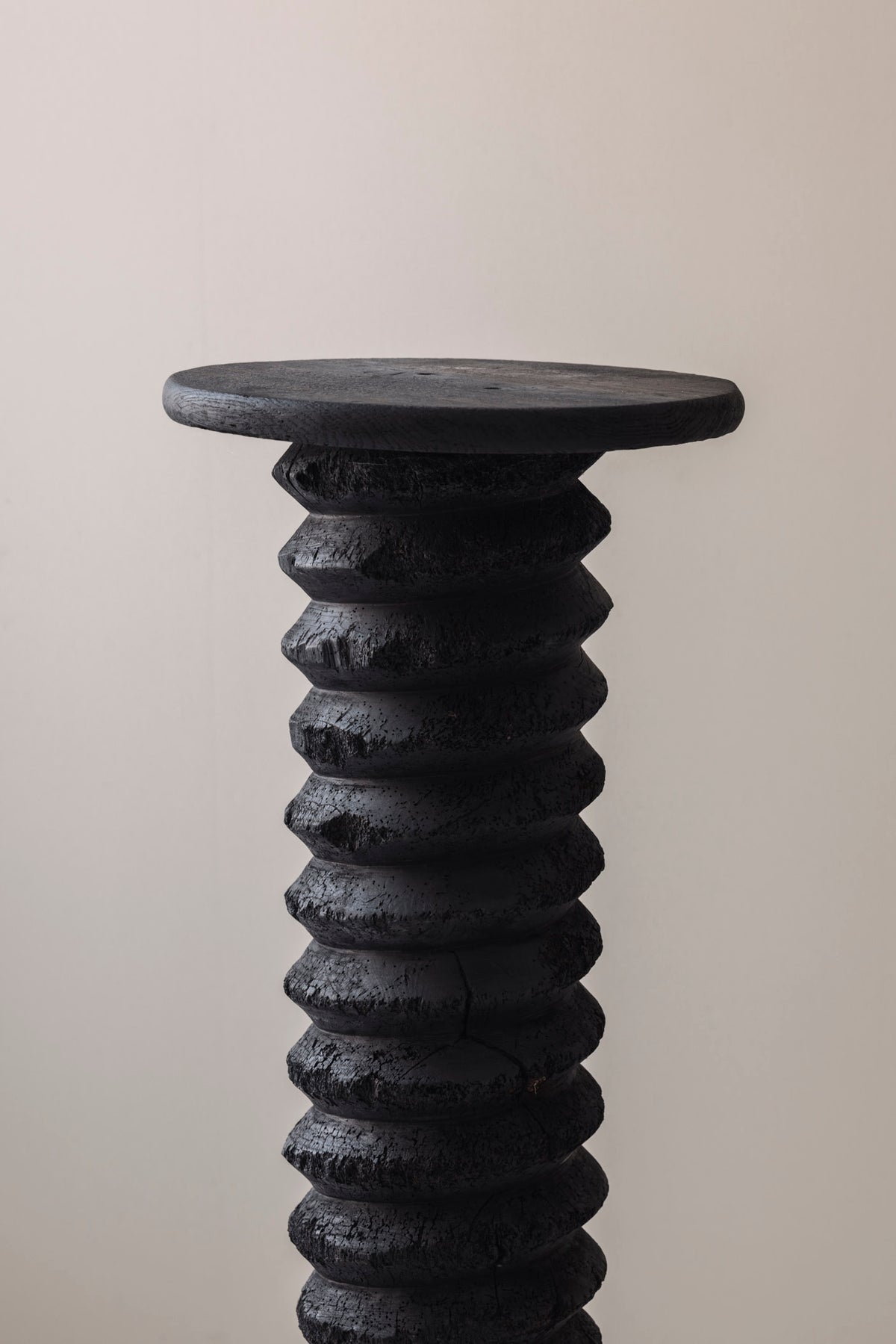 Antique French wine press screw pedestal in burned oak, 19th century. — additional view
