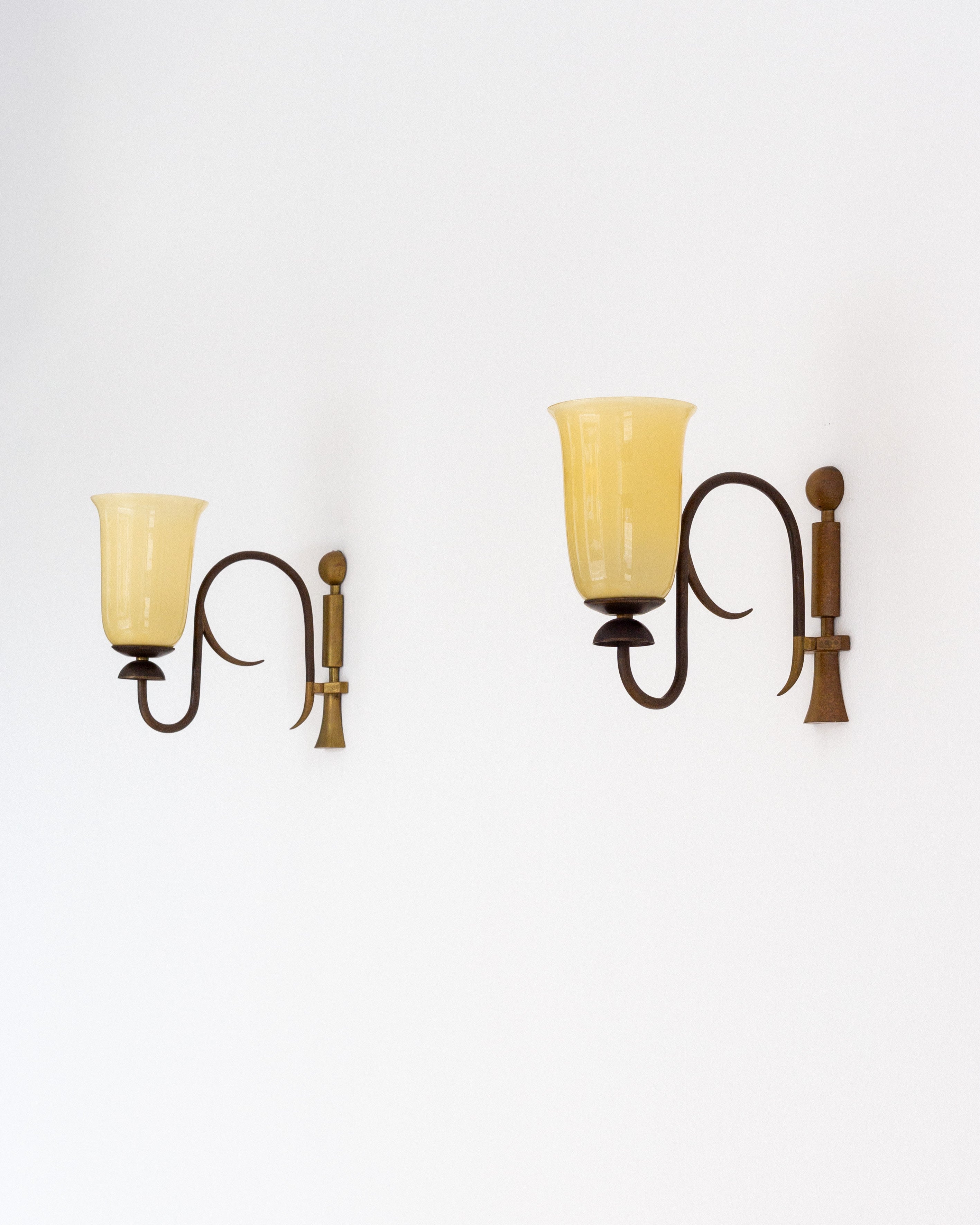 Paire d'Appliques Murales Art Déco avec Abat-jours en Verre, Années 1930