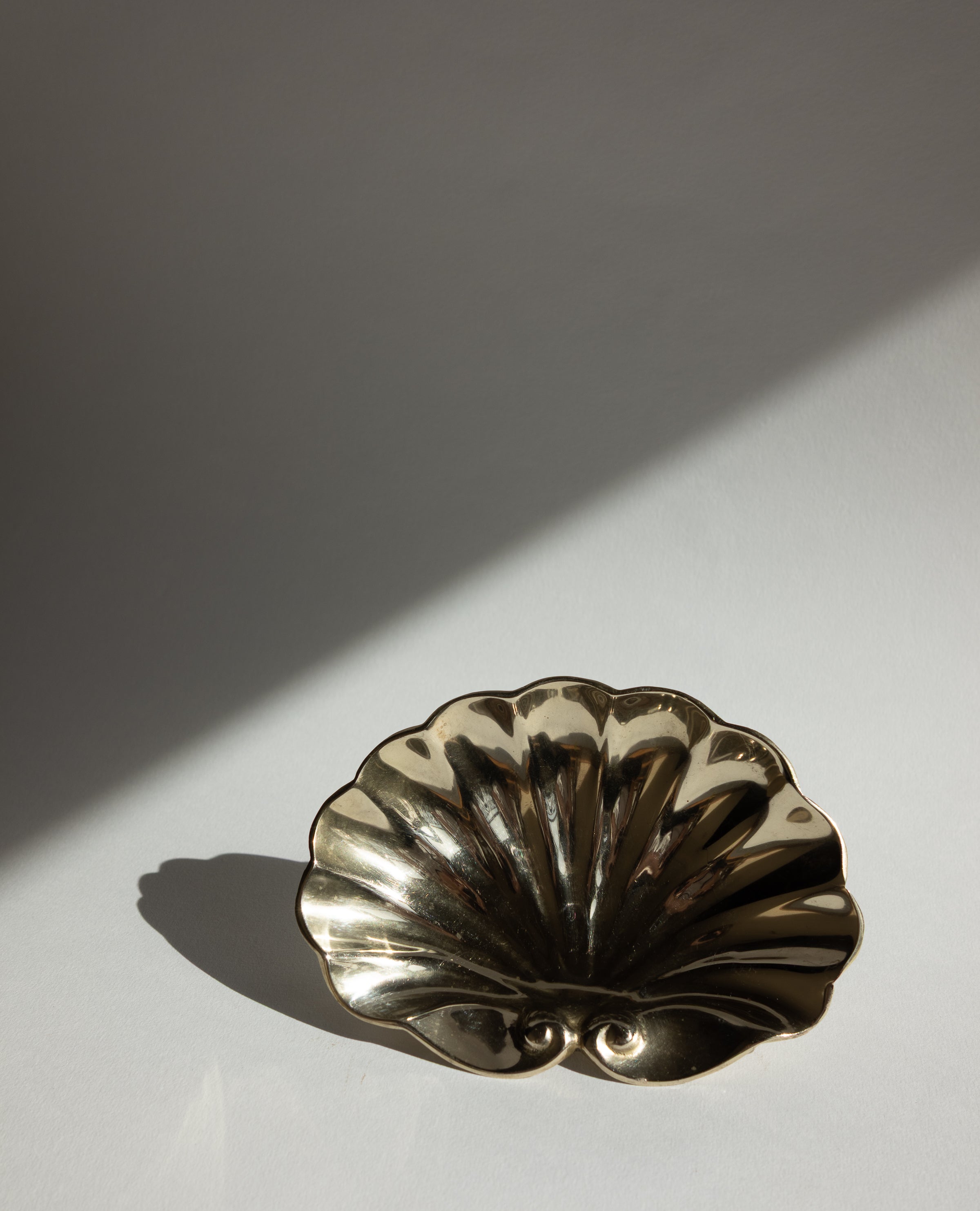 French Art Deco Polished Brass Shell Pedestal Jewelry Dish — detail view