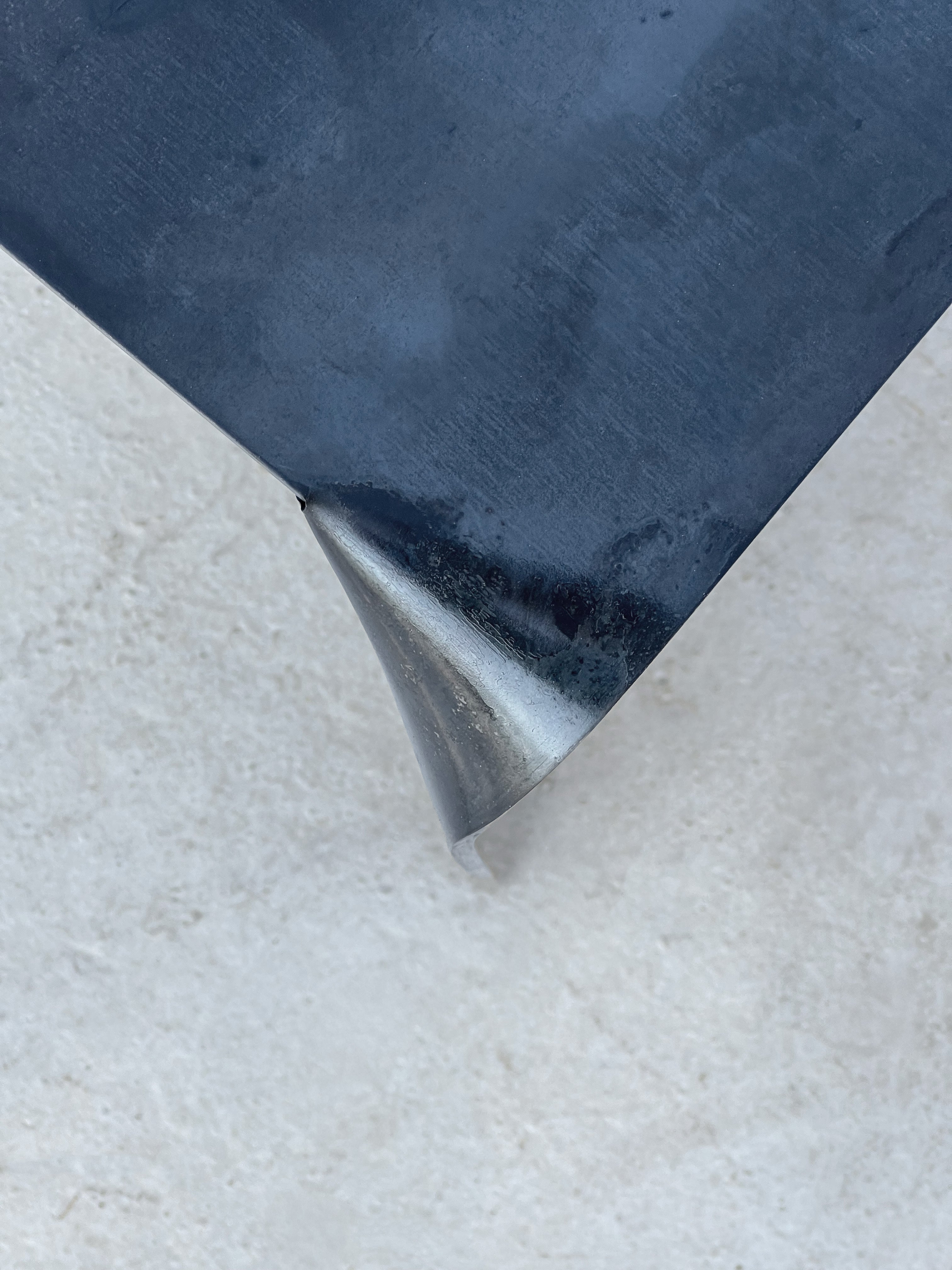 Doa' Steel Desk — close-up of curved steel edge