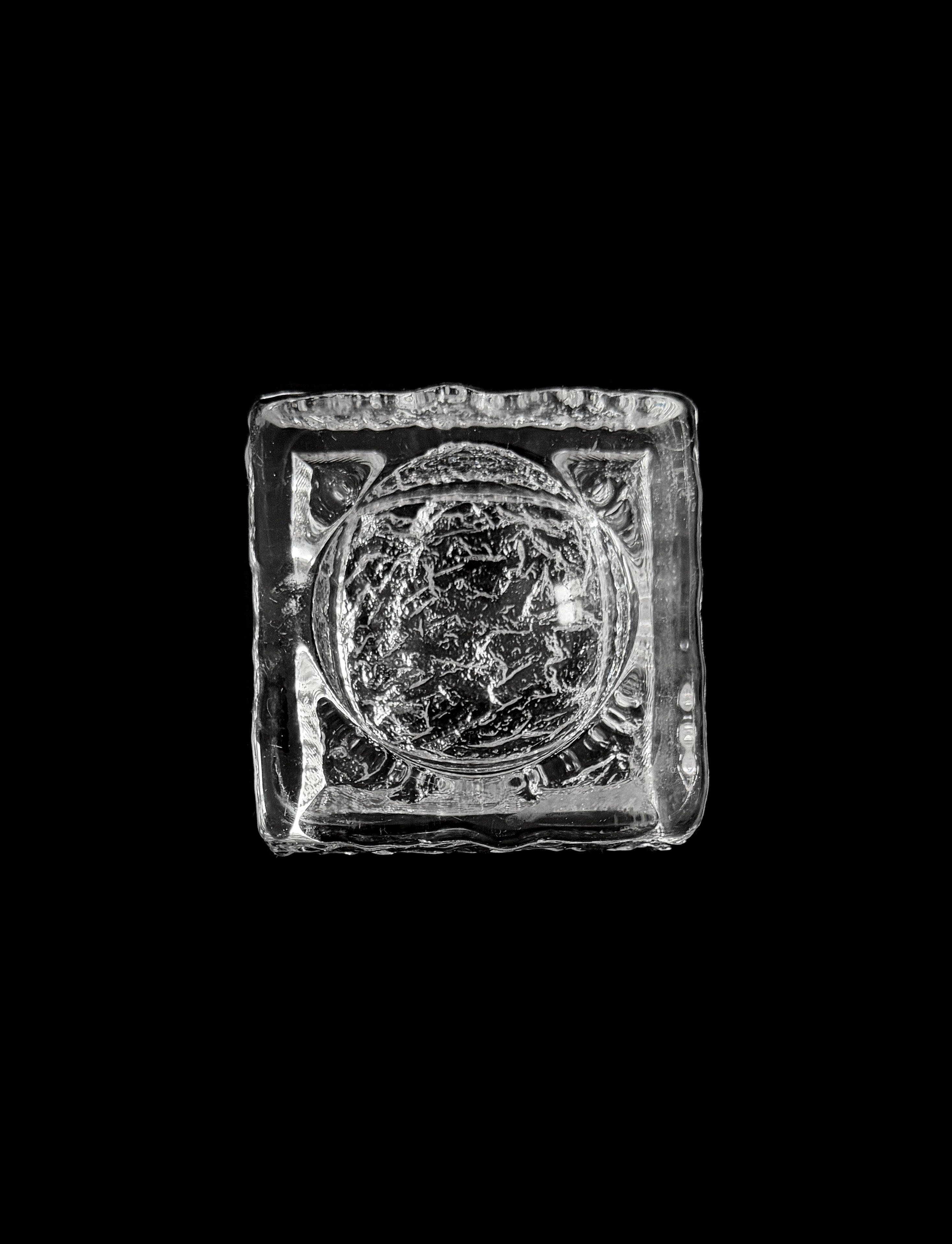 Glss ashtray — detail view
