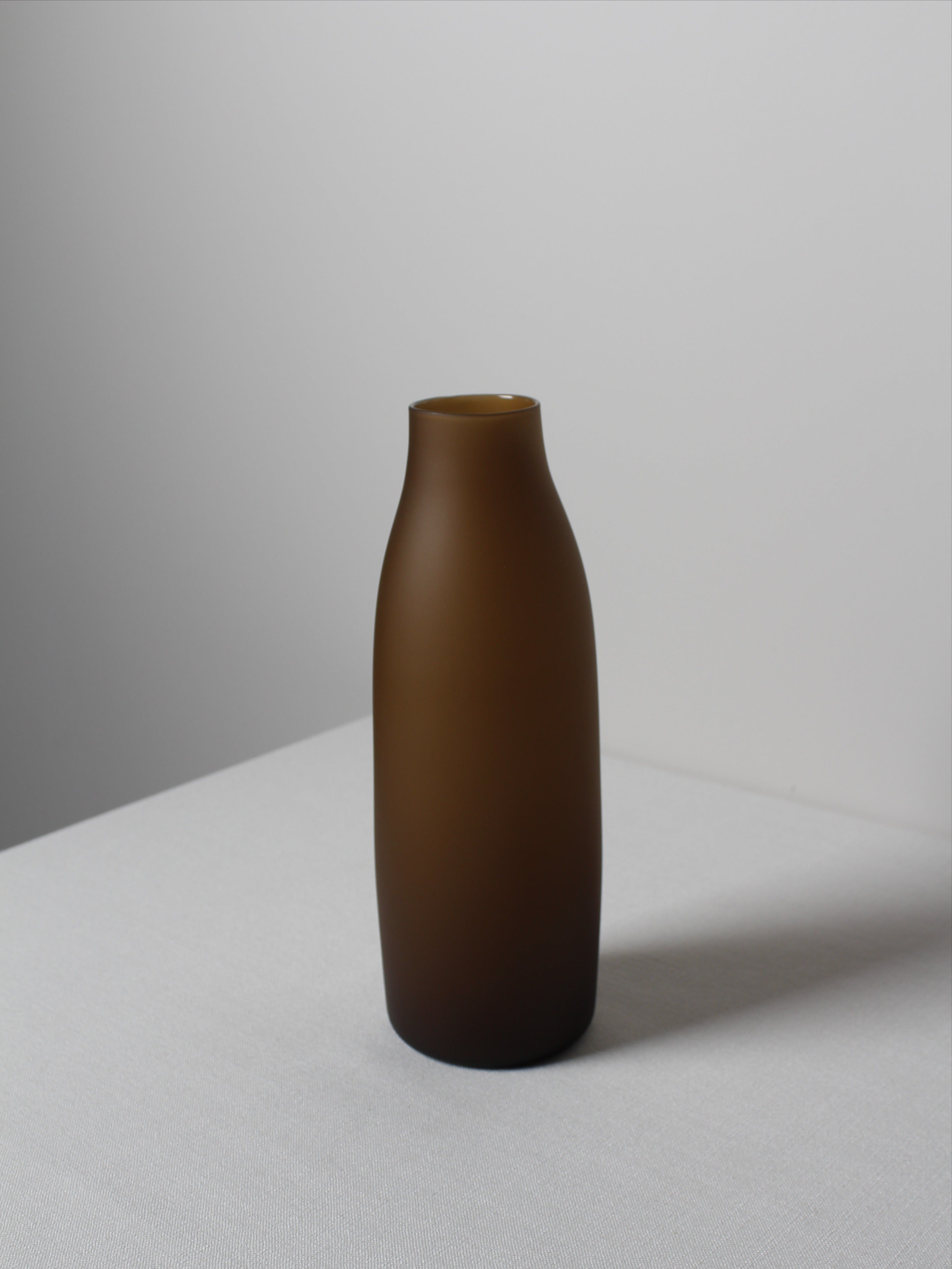 XL Vase in Chocolate — detail view