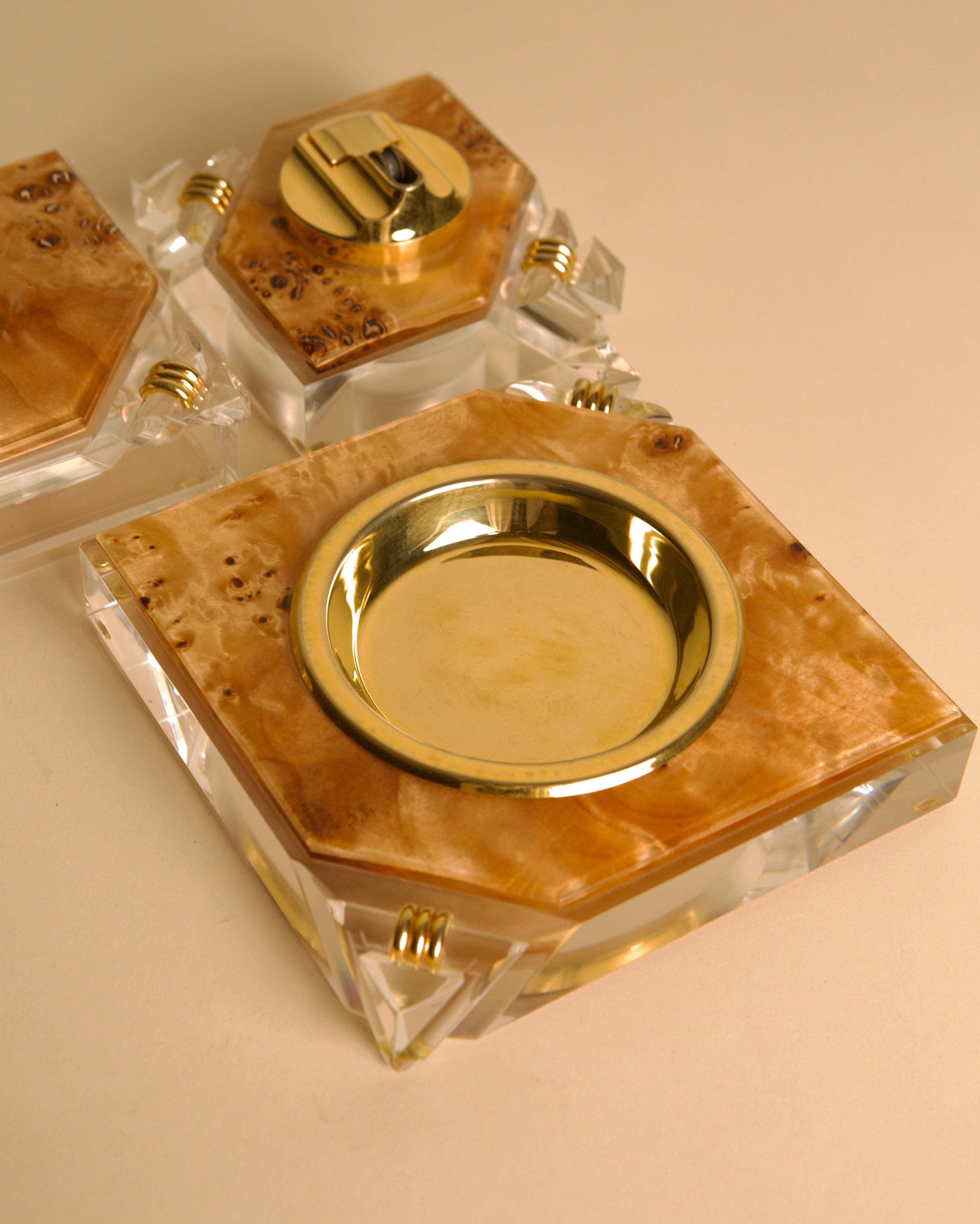 Italian 70s desk set for smokers in wood, plexiglass, and brass — close-up