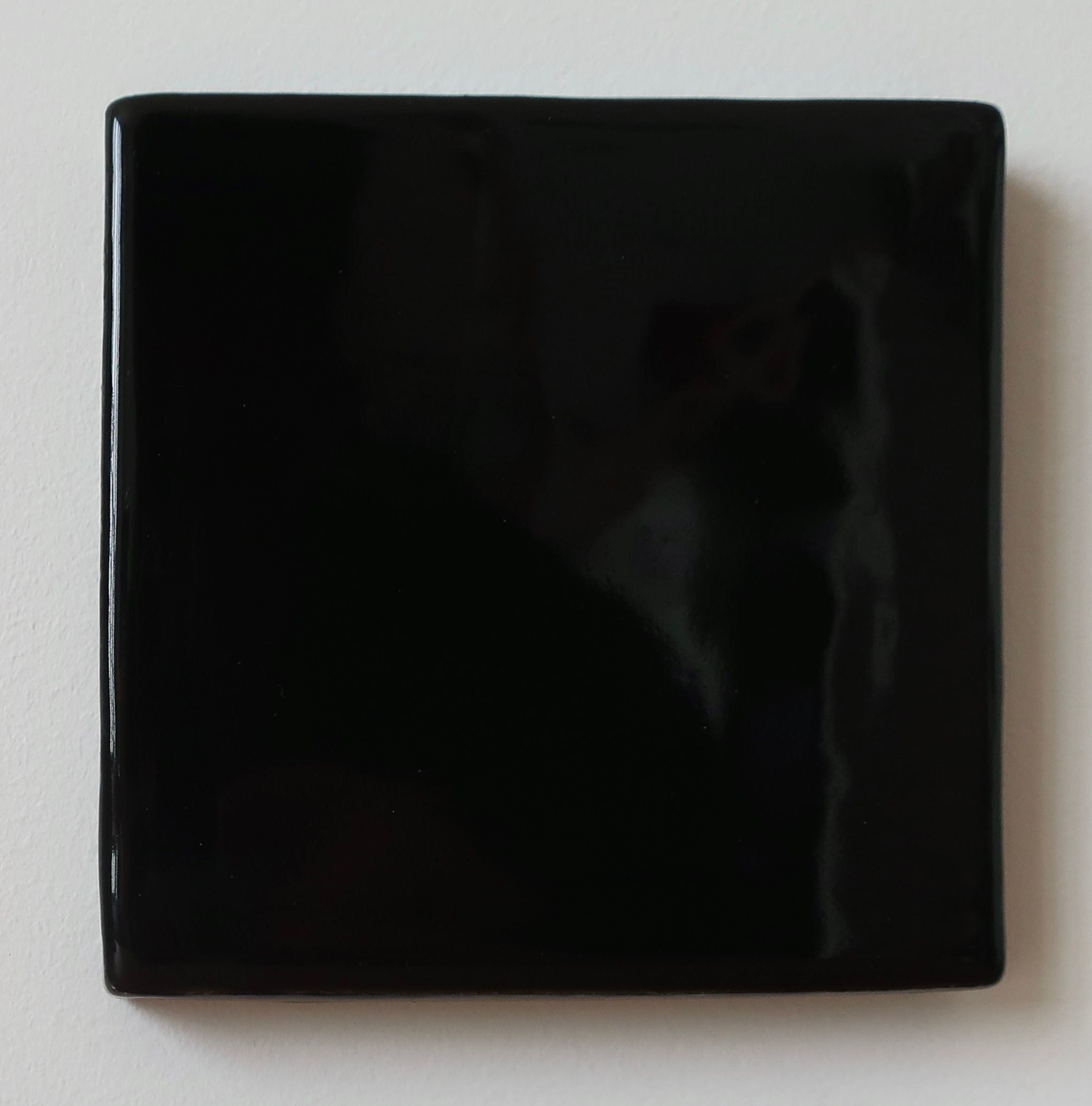 Black square EQUIS sculpture mirror by ORRE Studio detail view