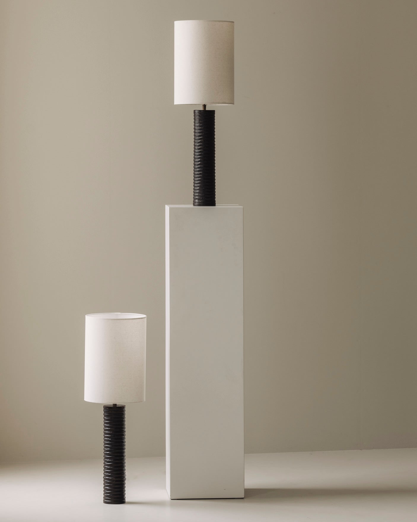 Elegant pair of French wooden carved table lamps from the 1970s. — detail view