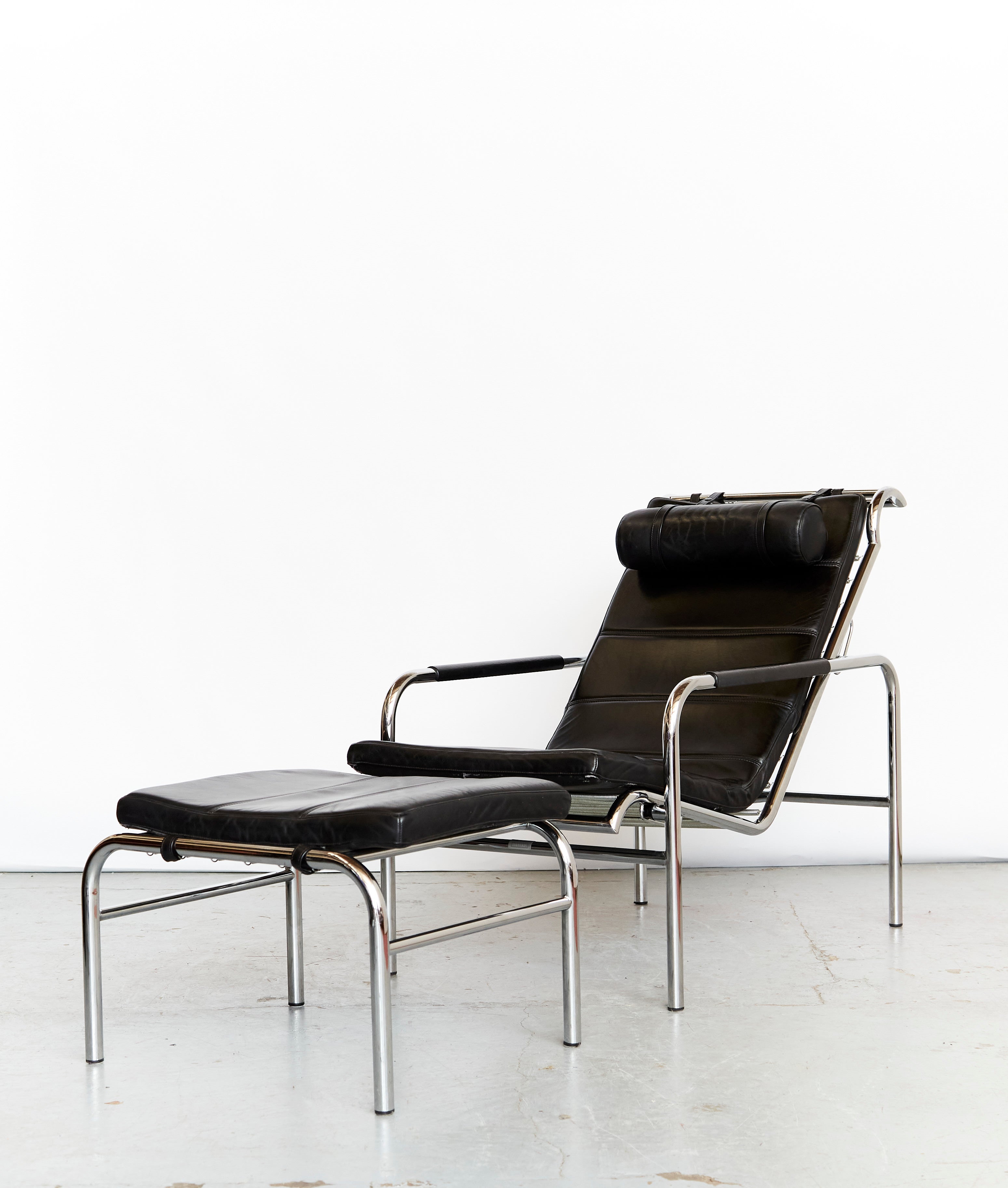 Gabriele Mucchi "Genni" Chaiselongue & Ottomane for Zanotta — side angle
