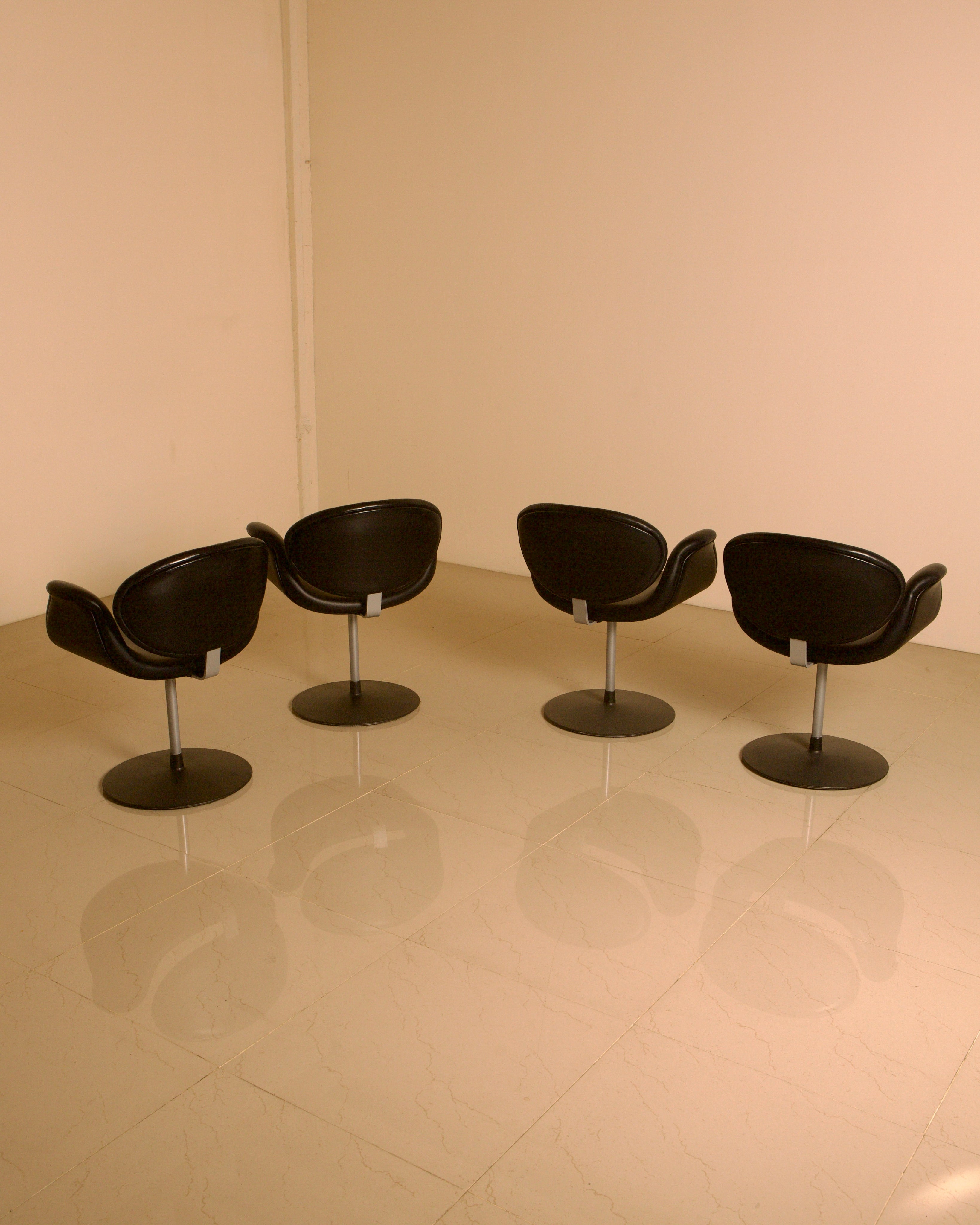 Set of 4 "Little Tulip" black armchairs by Pierre Paulin for Artifort 80s — in context
