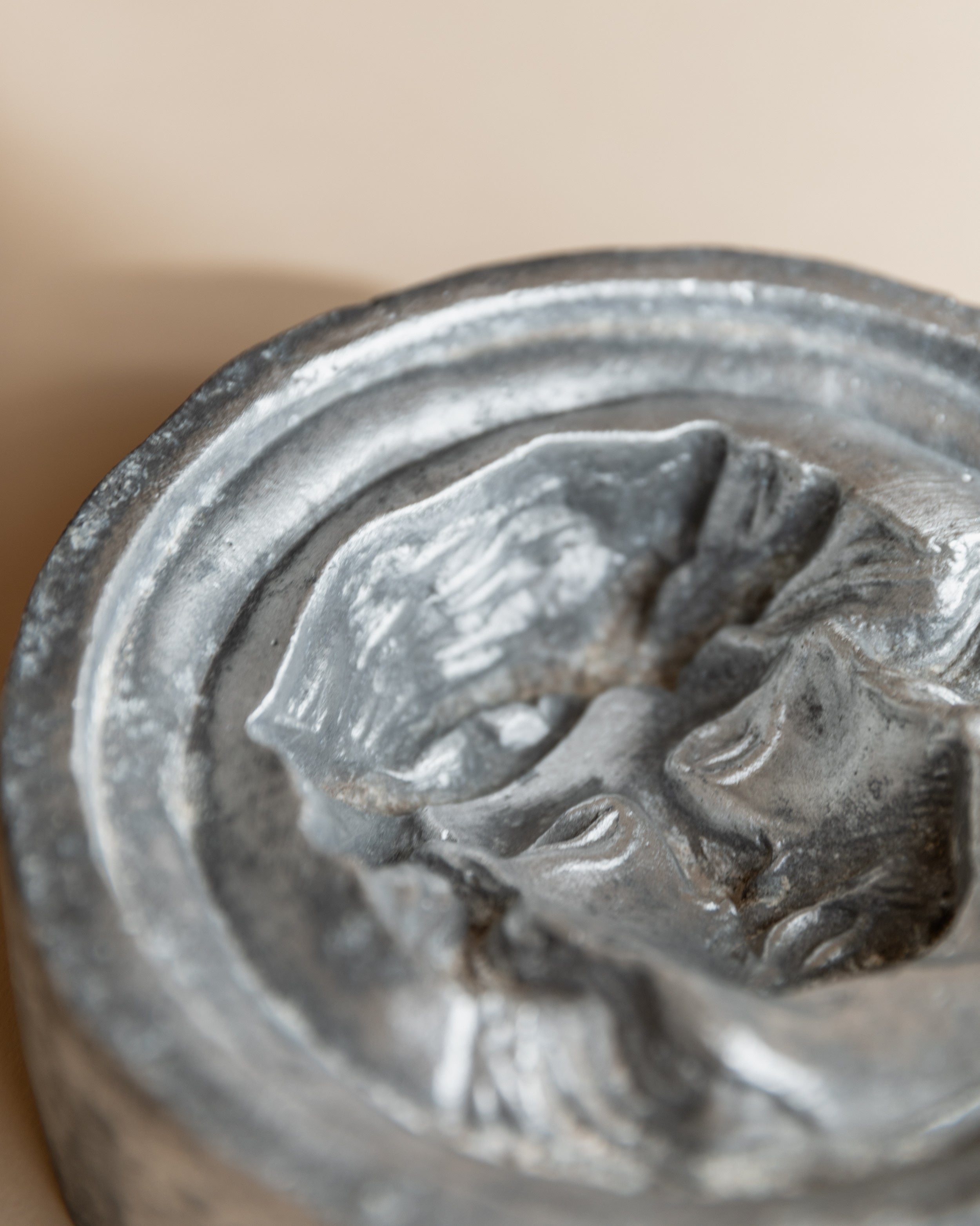 Cendrier en Métal Relief de Visage, Italie Années 1950