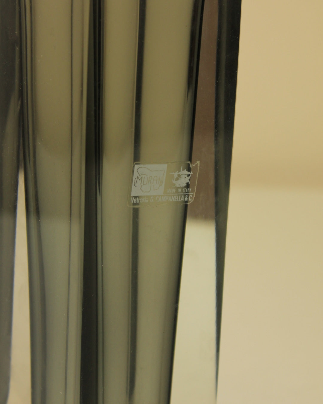 JARRÓN MURANO SMOKE — close-up of smoky glass texture detail