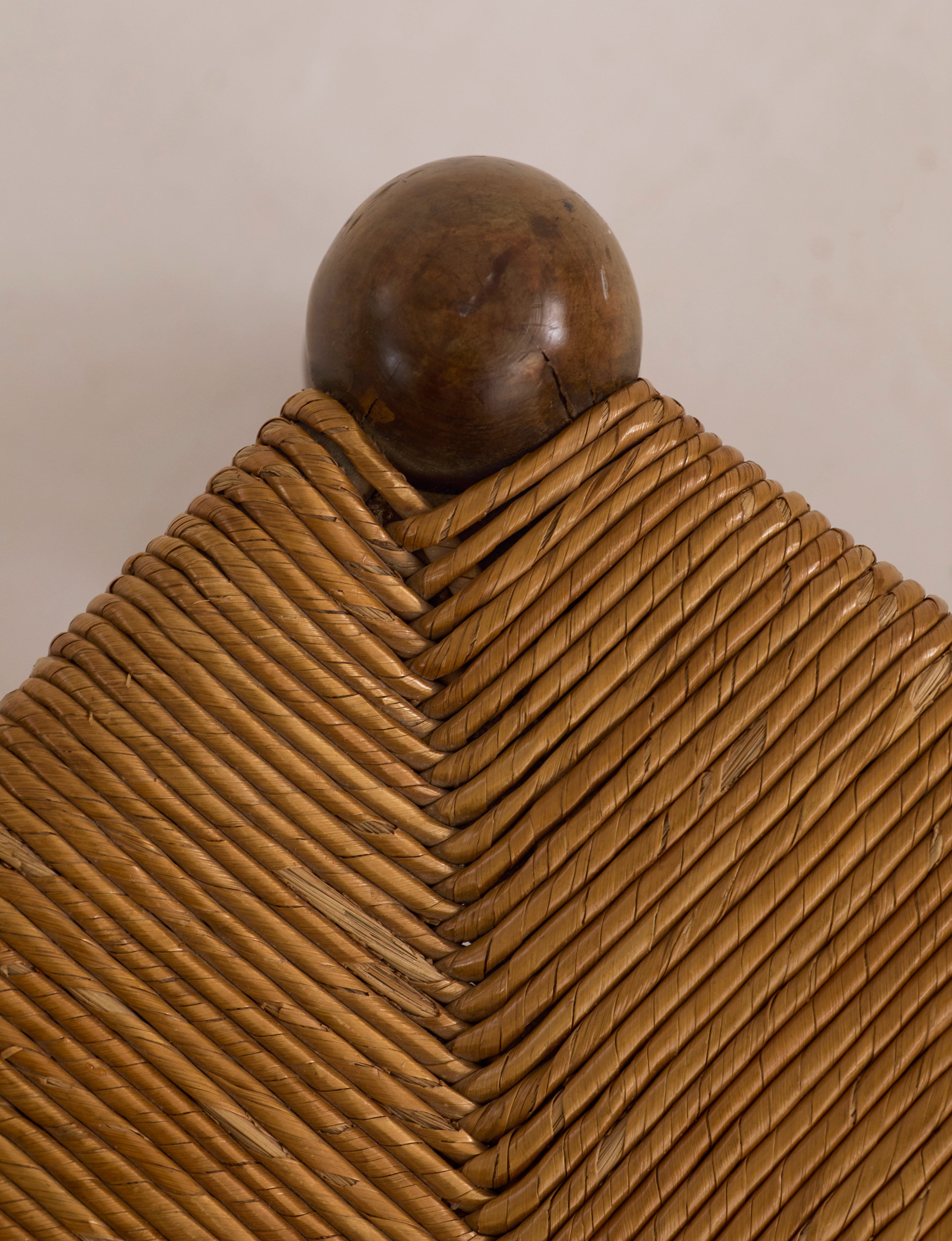 Chaise basse en bois de chêne français et paille vers 1940