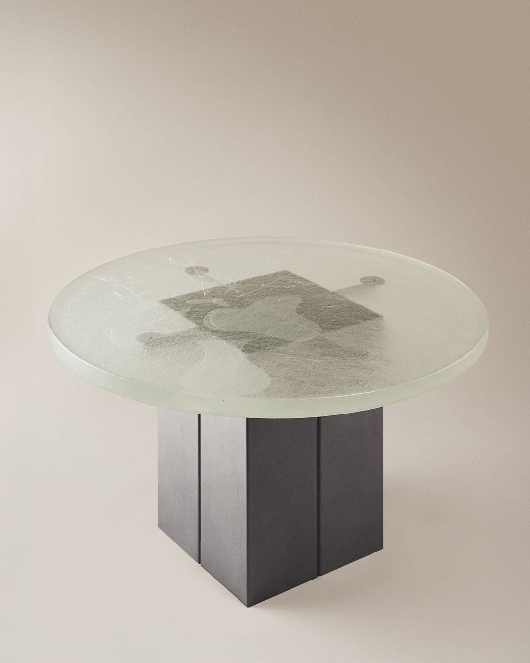 Table basse "SPILLED", en verre gravé.  — in context