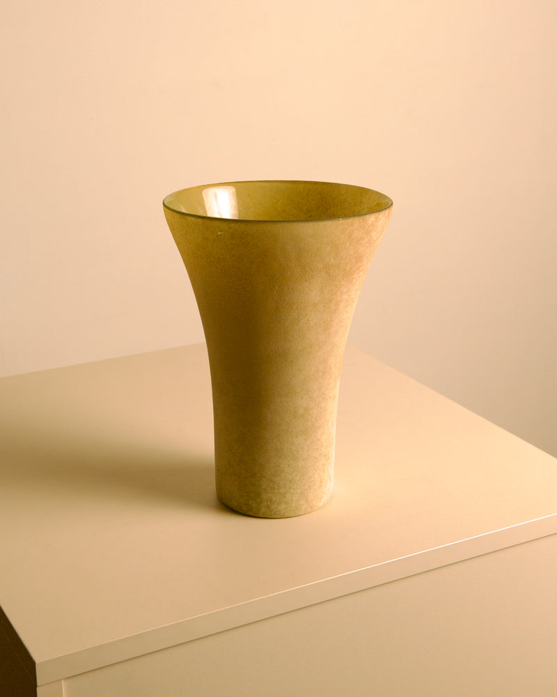 Italian Murano Glass Vase with a Creamy Texture, 80s — close-up of creamy glass surface