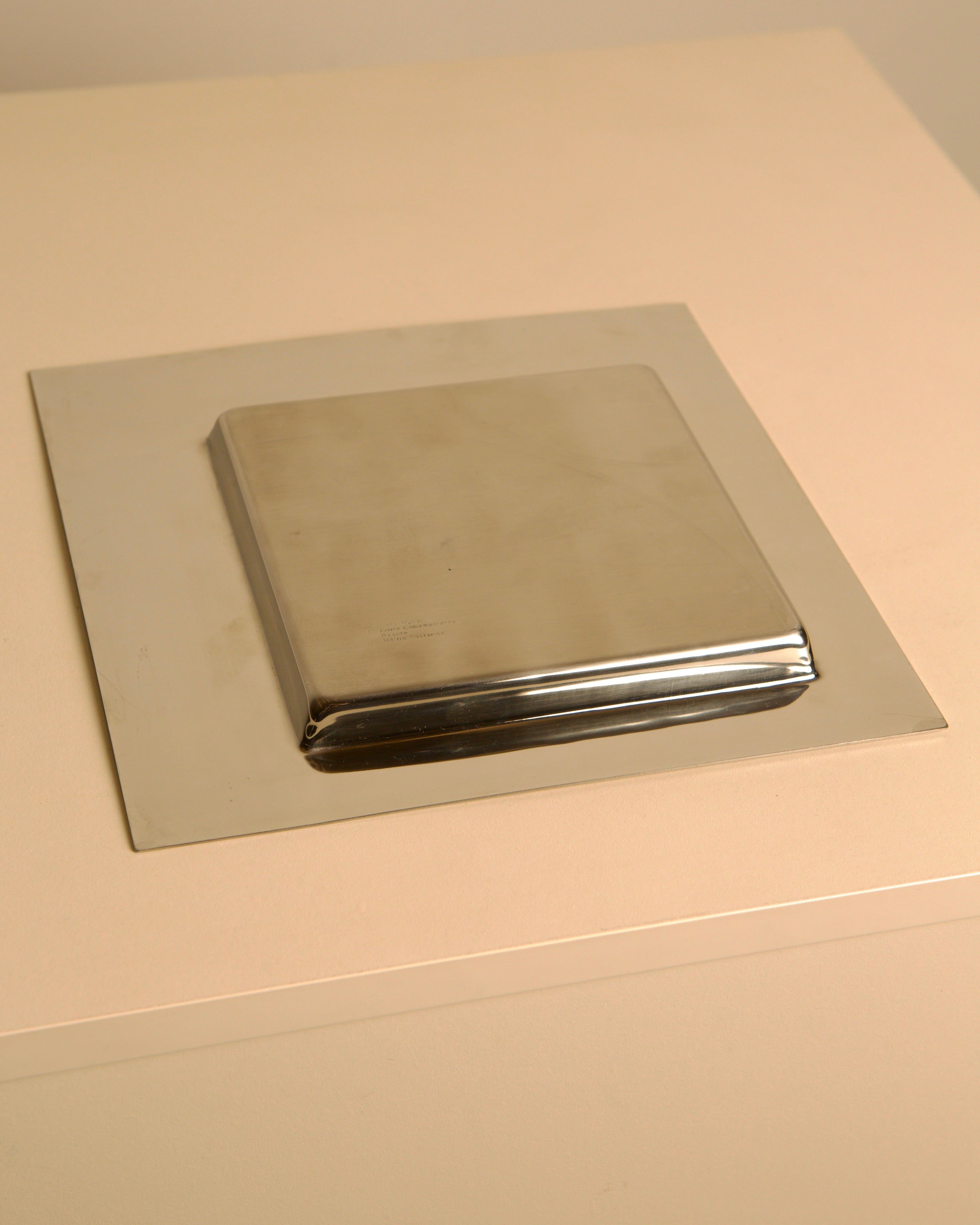 Metal tray by Mattia Pastorino for Cleto Munari 70's — close-up