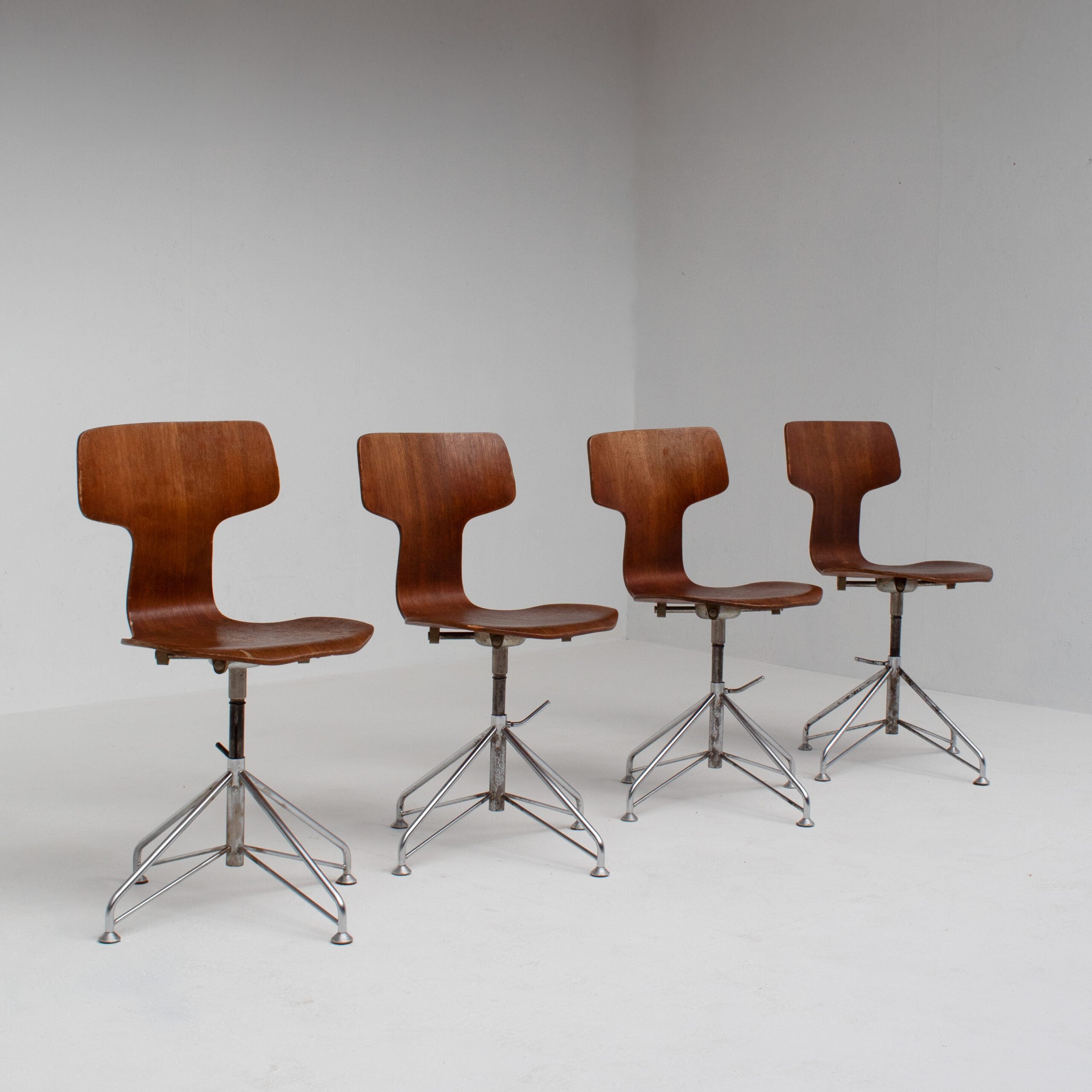 Set of 4 Arne Jacobsen Chairs — side angle