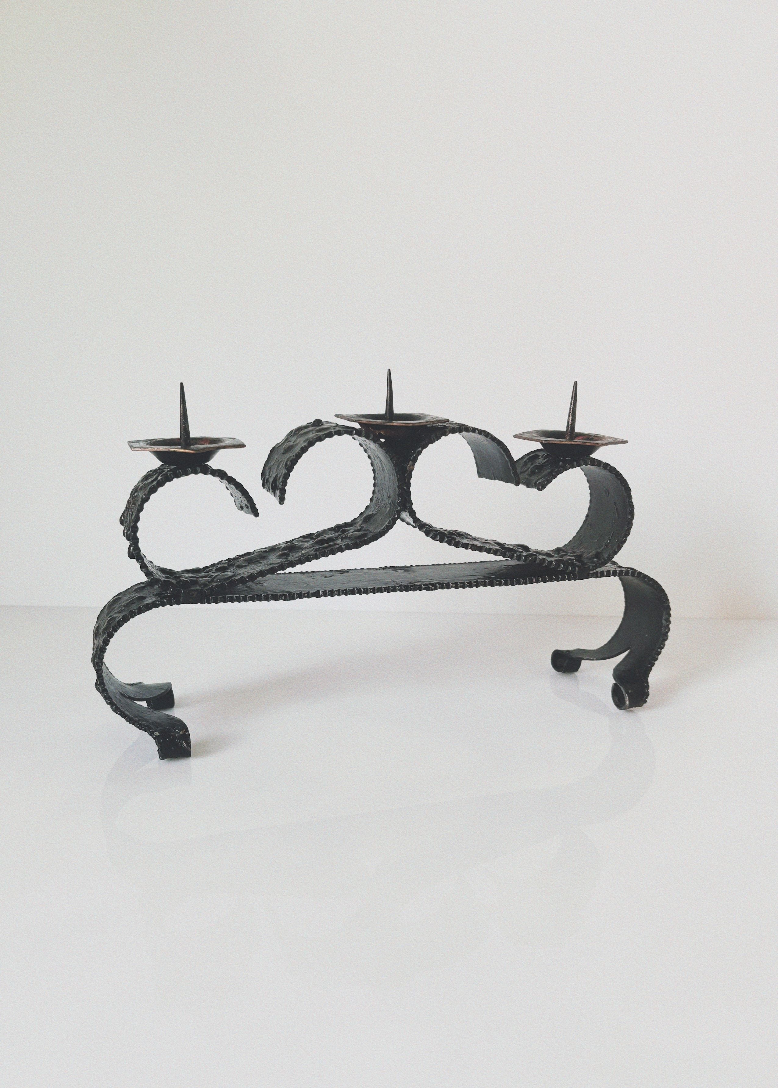 Three-candle wrought iron candleholder with curved serpentine design