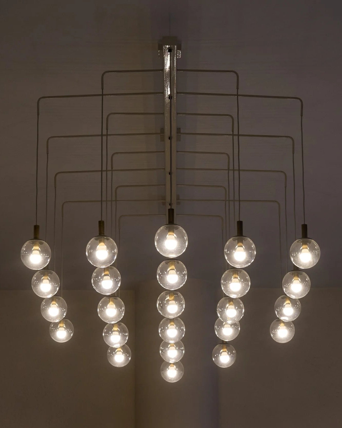 Monumental Mid-Century Chandelier in Glass, Metal and Patinated Brass 1960 — view 9