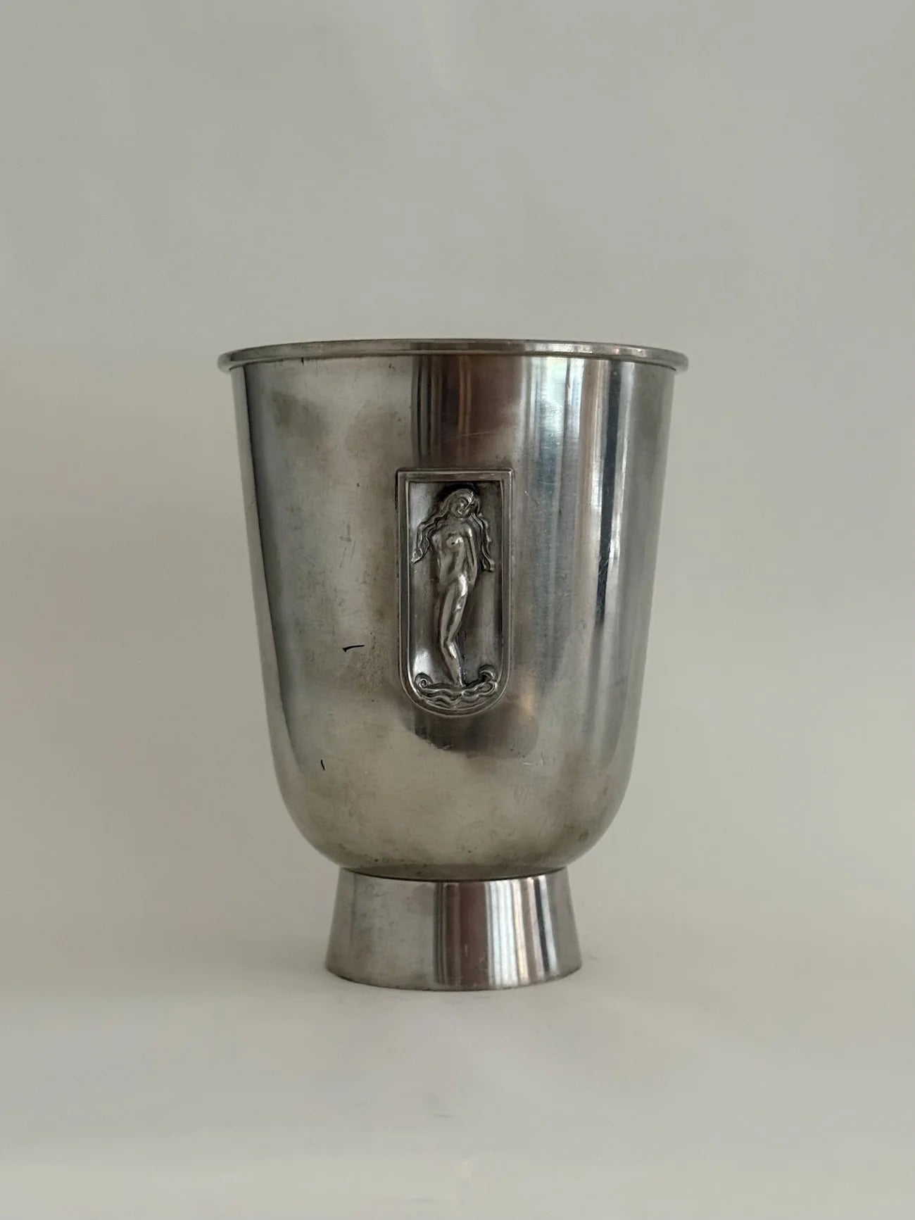 Vase en étain des années 1930 avec relief figuratif