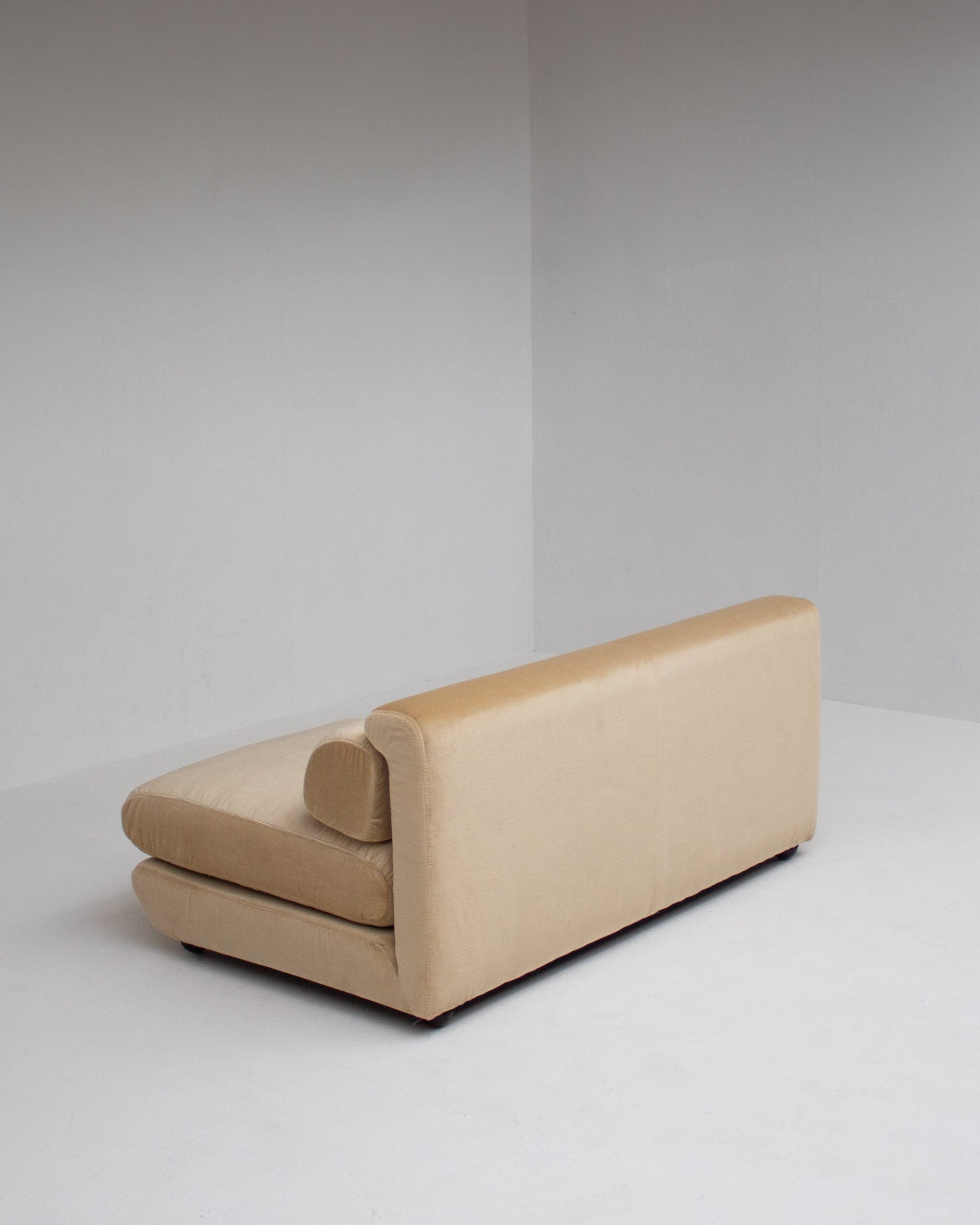 Canapé par Gigi Radice en velours beige