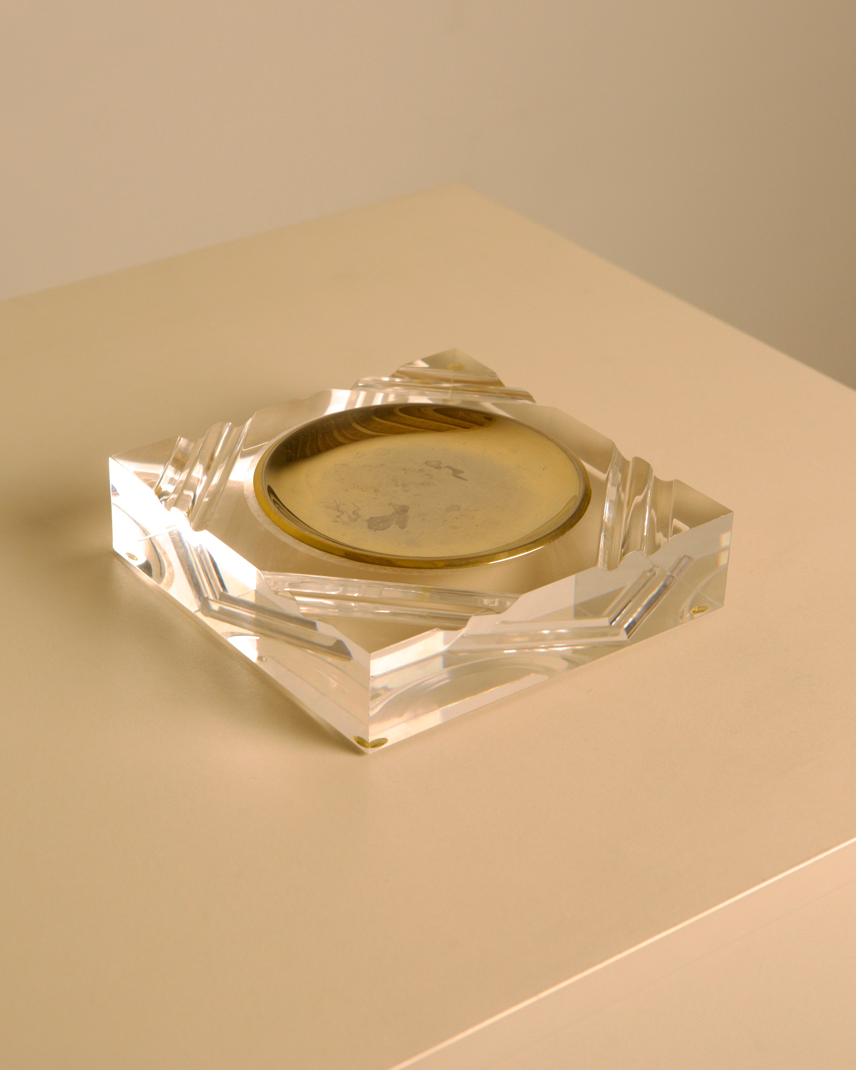 Italian clear lucite & gilt metal ashtray vide-poche 1970's — close-up