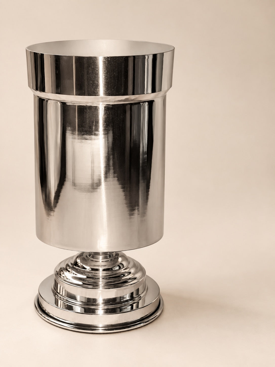 Amphora Mini – Sculptural Vase Holder in Mirror-Polished Aluminium — detail view