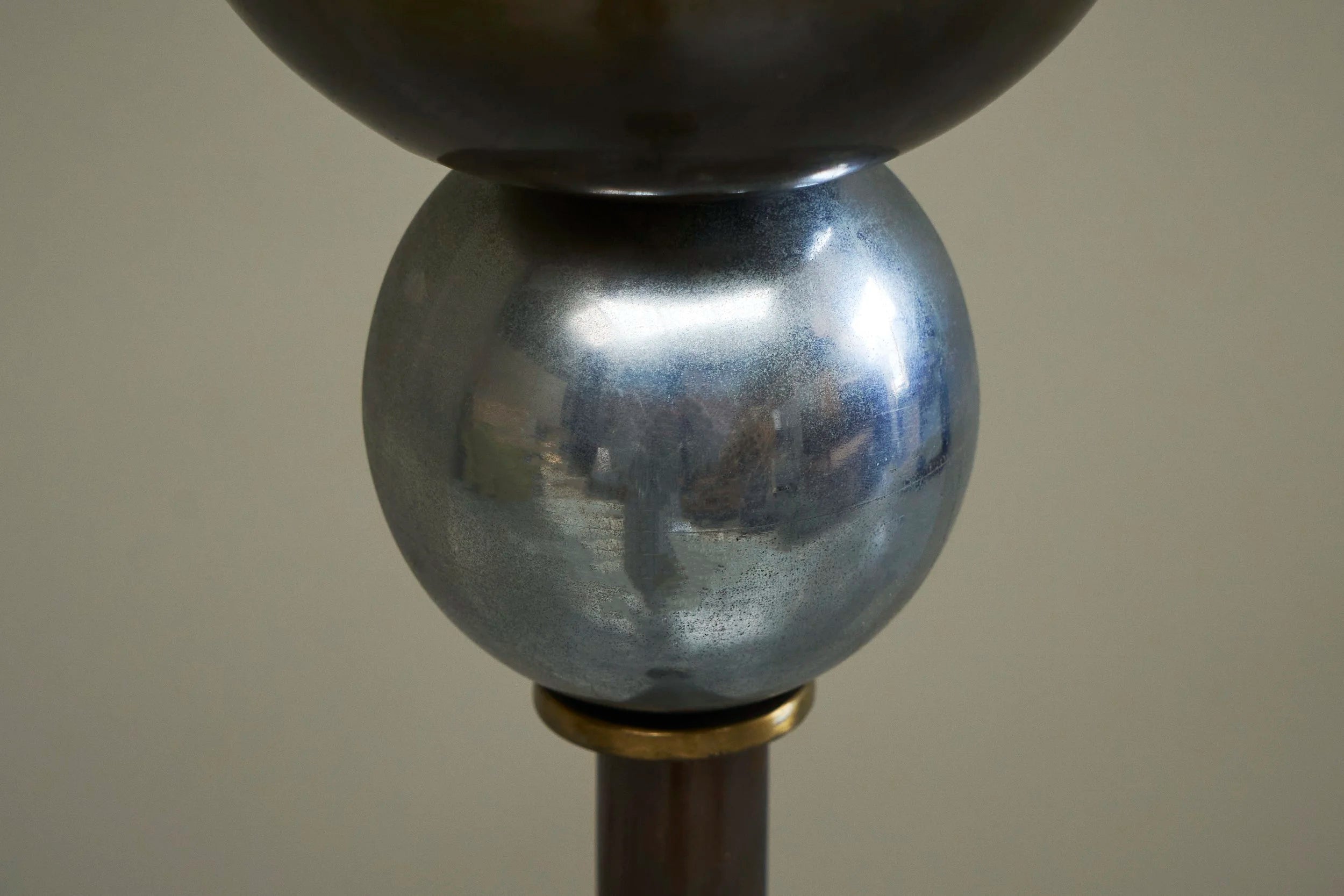 Very Elegant Art Deco Floor Lamp in Patinated Brass and Nickel Plated Brass 1930s — close-up