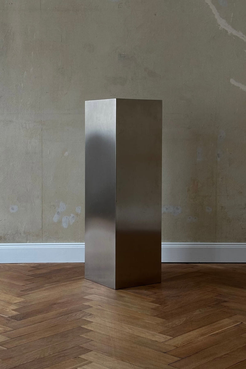 'NOSTALGIA' stainless steel pedestal by CARRARA Studio | The Oblist