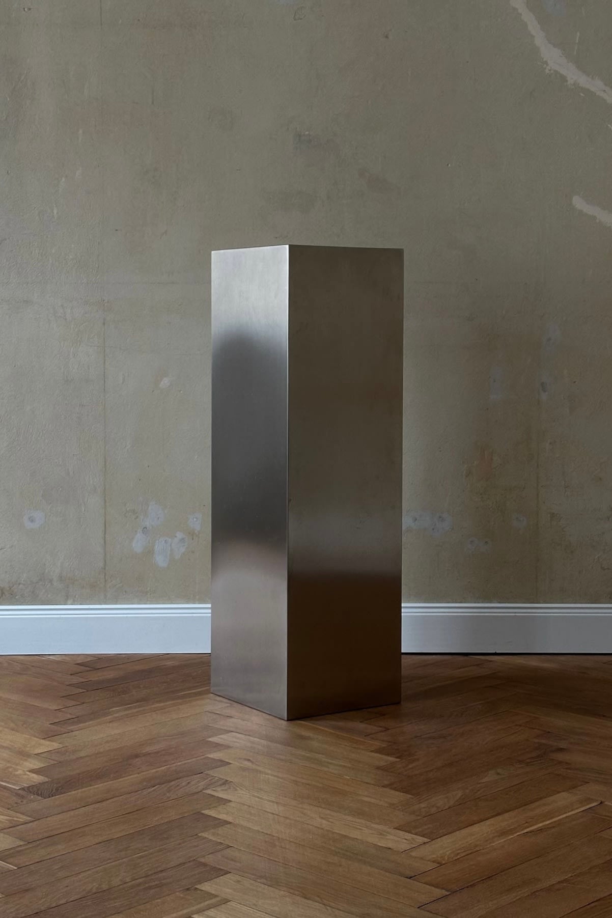 'NOSTALGIA' stainless steel pedestal by CARRARA Studio | The Oblist