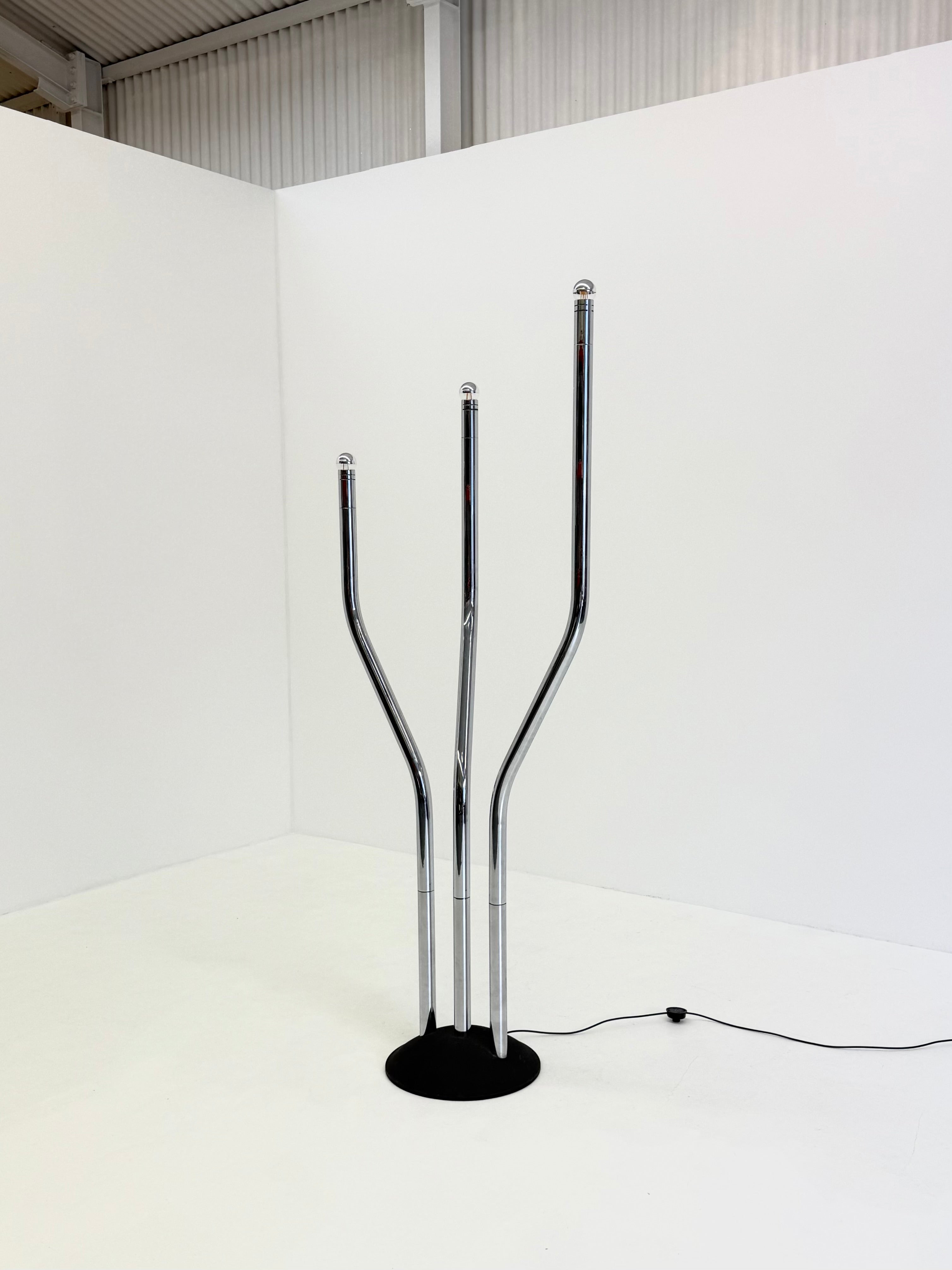 Chrome tubular frame designer floor lamp by Goffredo Reggiani — detail view